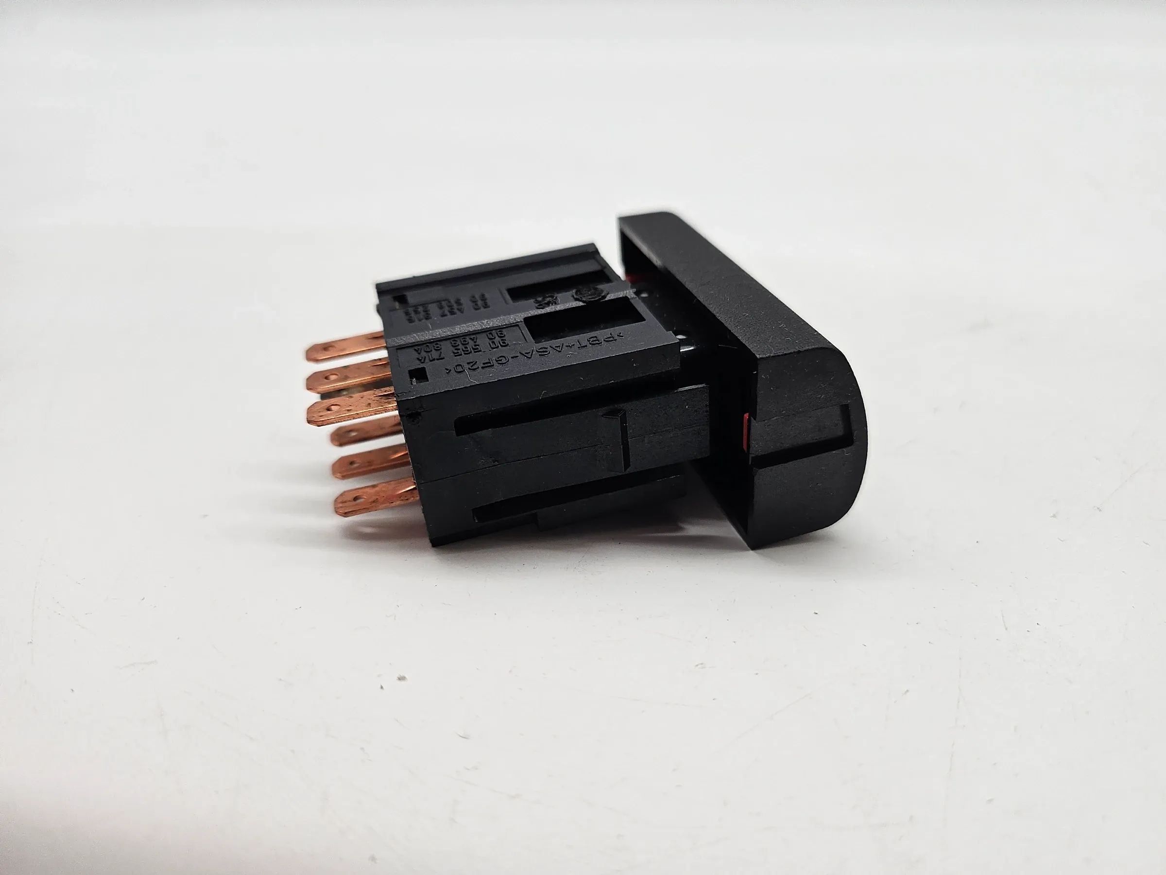 Оригинальный переключатель аварийной сигнализации Opel Vectra B 90457316