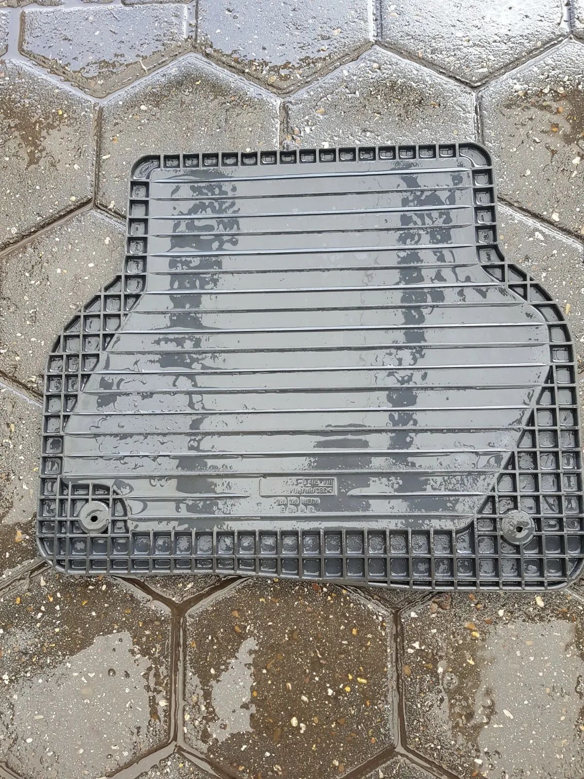 Oryginalne gumowe dywaniki BMW E39 Limuzyna Touring tył prawa 9405718