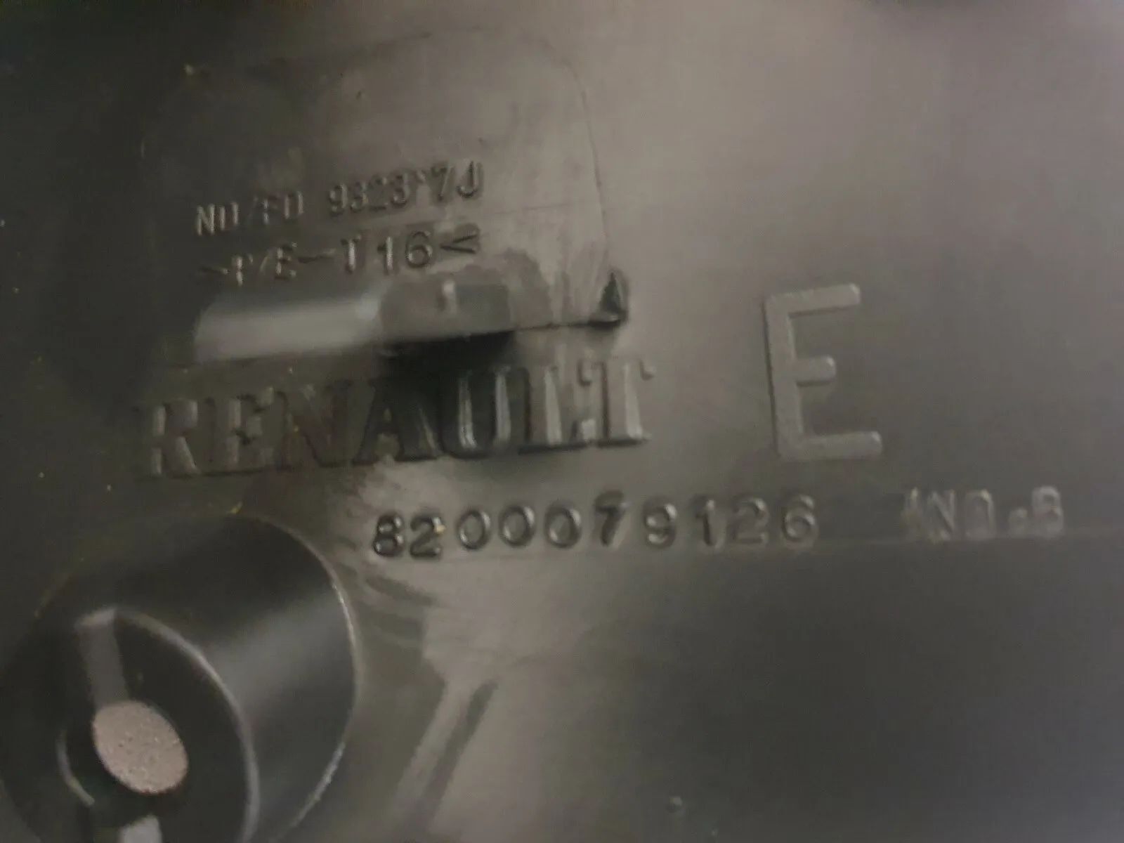 ルノー・メガーヌII 純正ステアリングコラムカバー 8200079126 K19