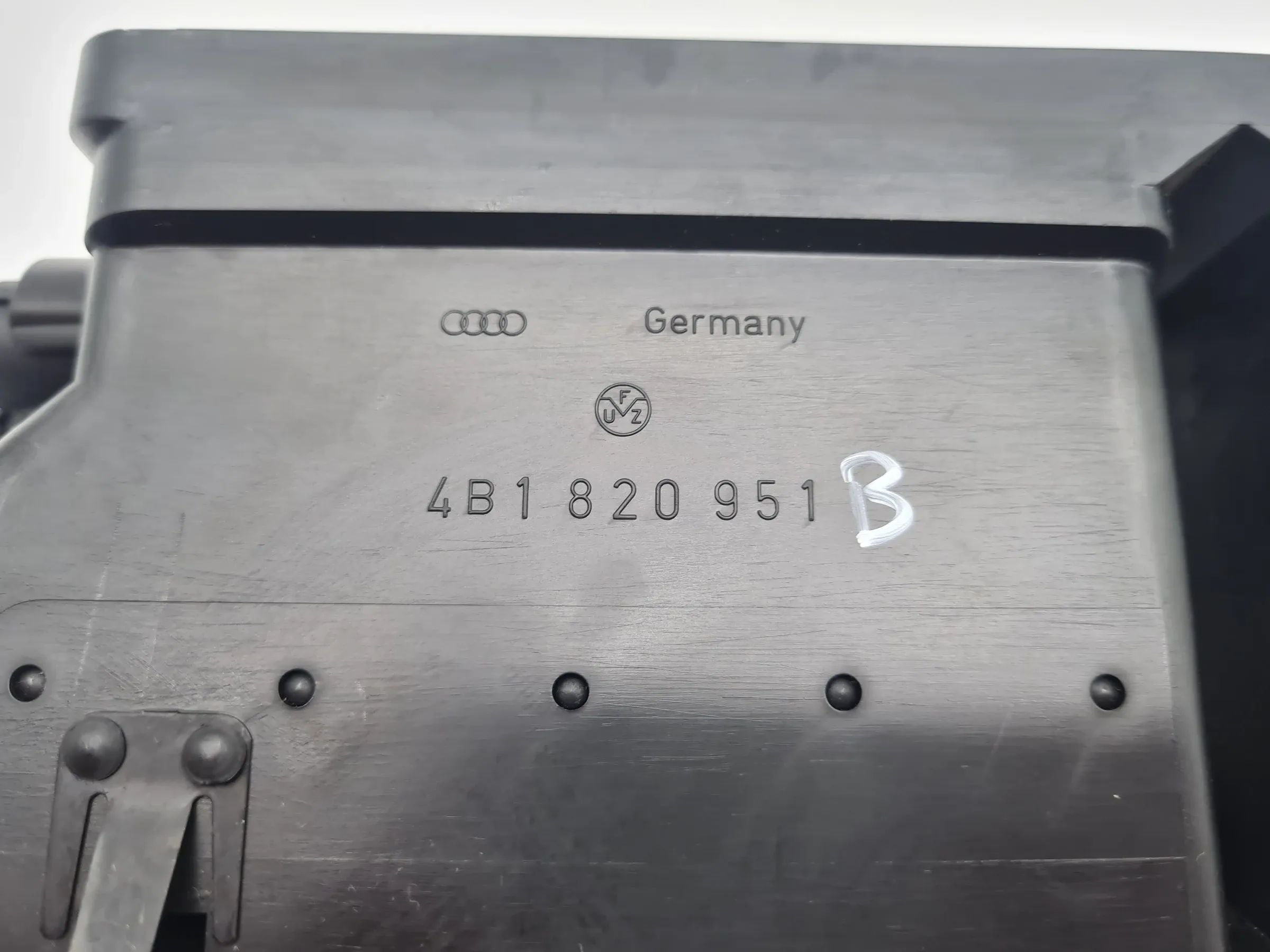 Original Audi A6 (4B2/4B4) Luftausströmer Luftdüse Mitte Vorne 4B1820951