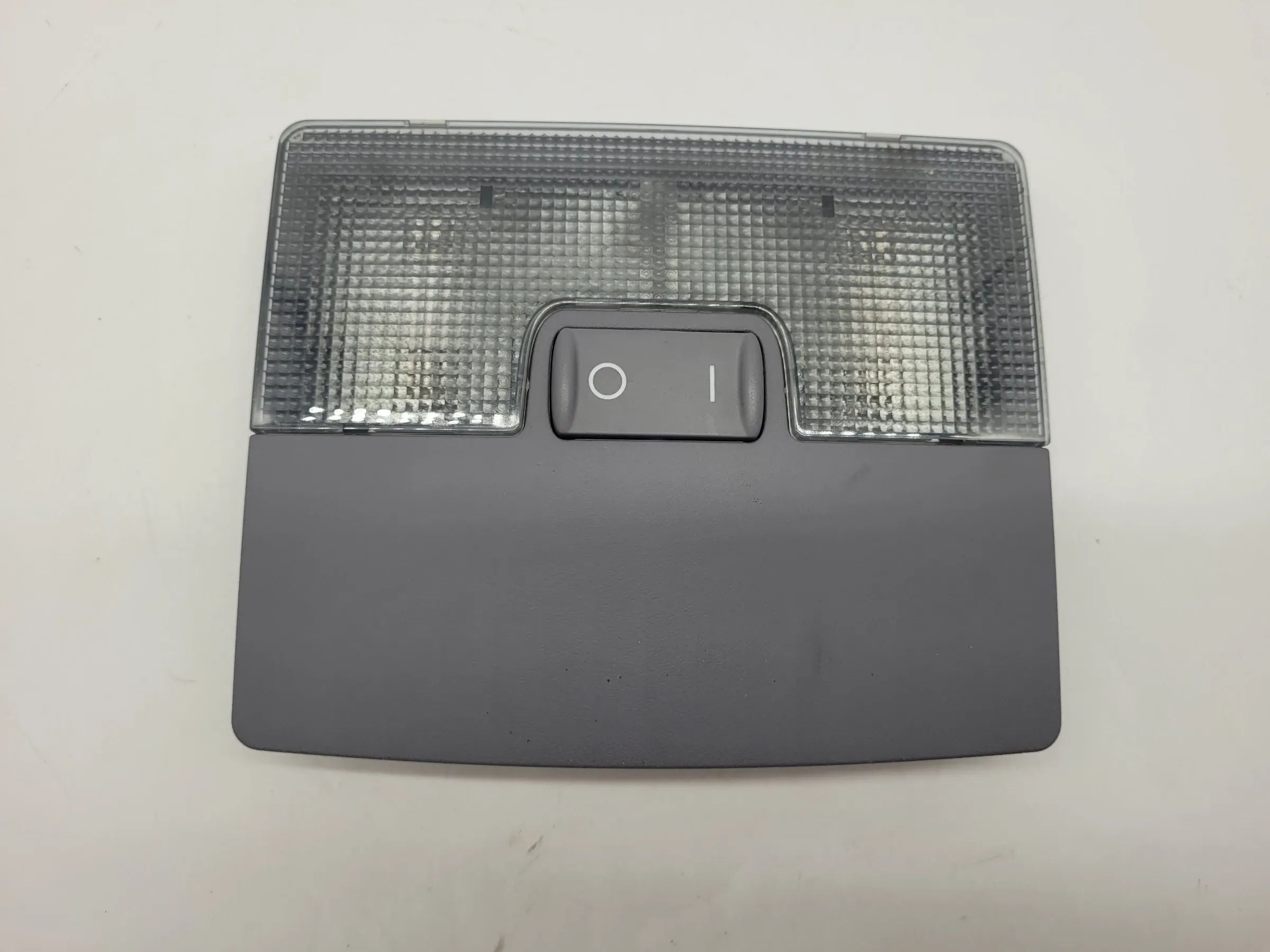 Original Audi A6 (4B2/4B4) Innenraumleuchte 4B0947105