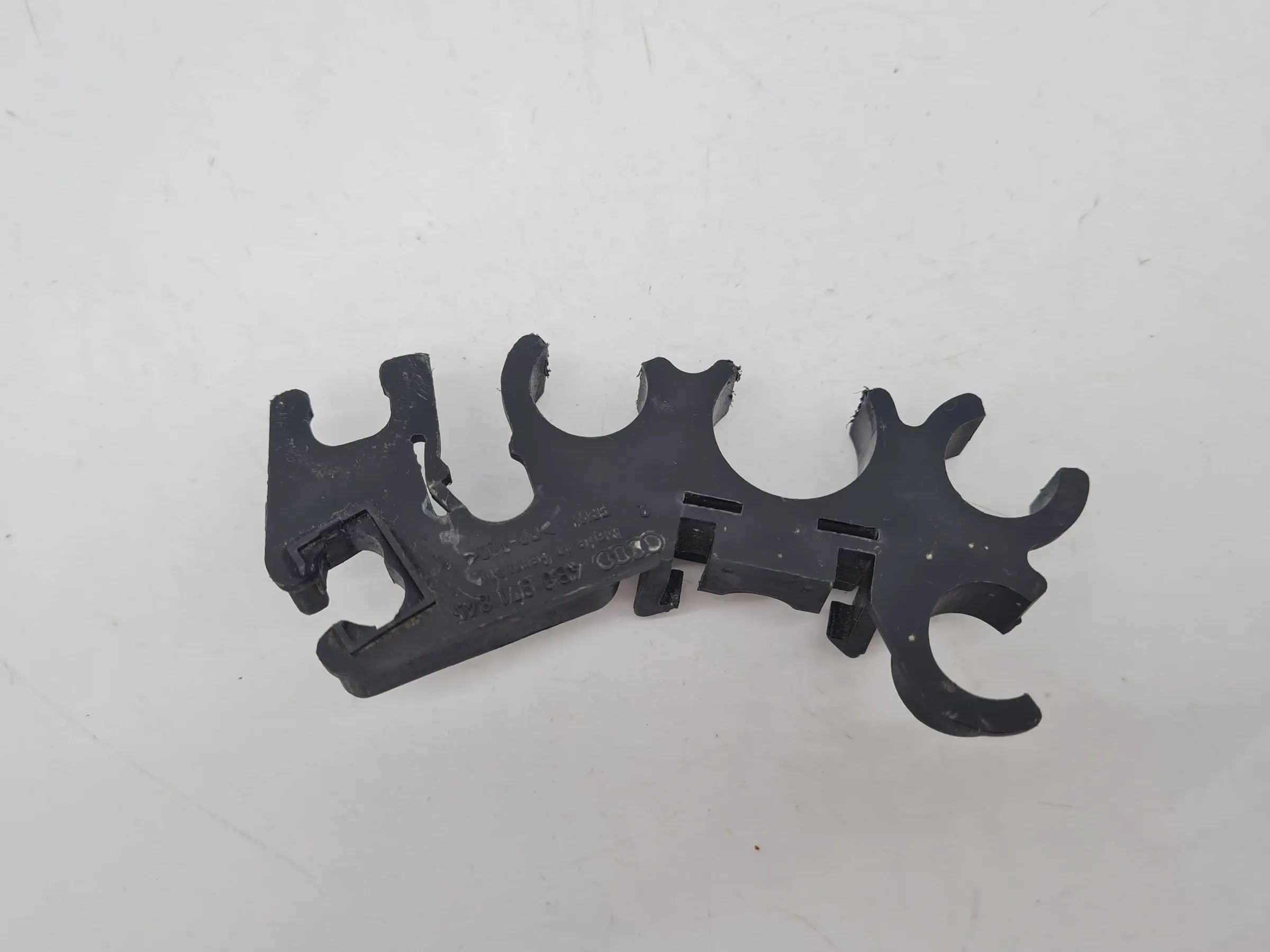 Original Audi A6 (4B2/4B4) Halter Halterung Sicherungsträger 4B0971845