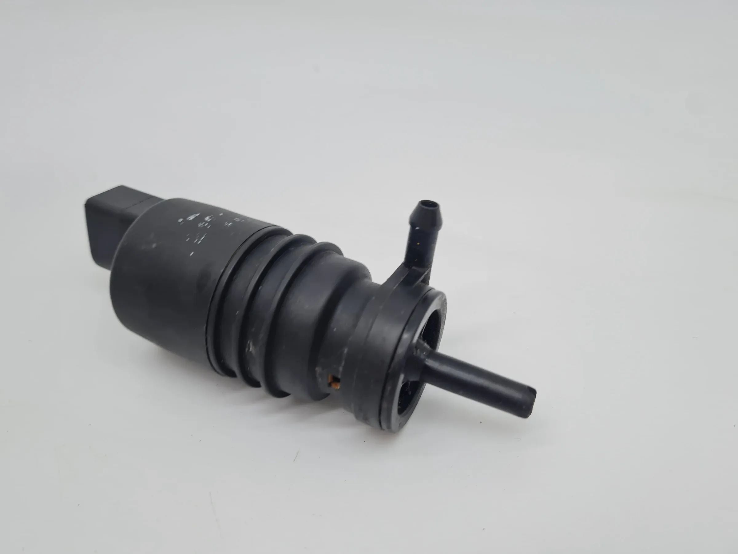 Original Audi A6 (4B2/4B4) Wischwasserpumpe 24200474