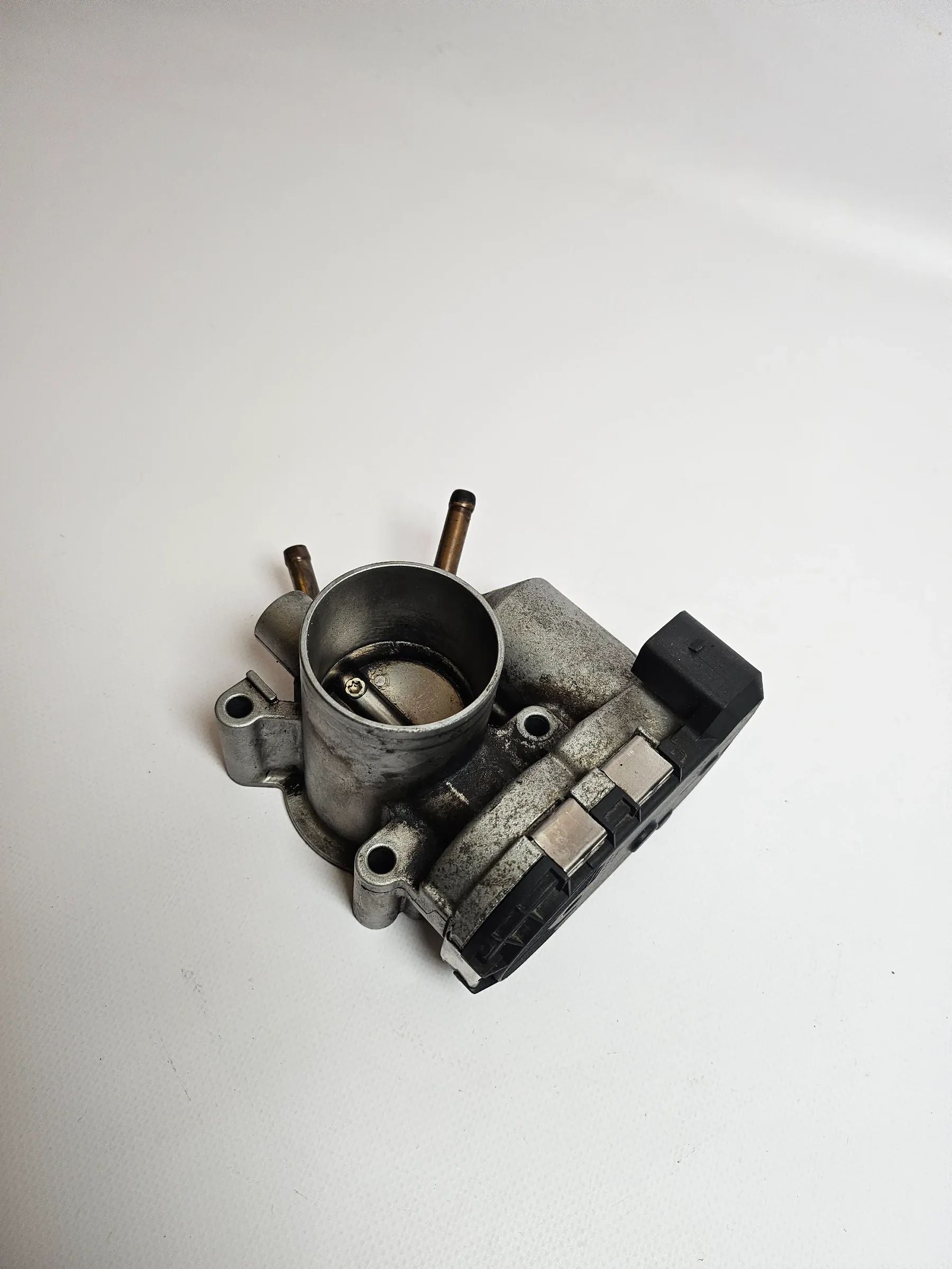 Oryginalna przepustnica i króciec przepustnicy VW Polo 6N2 Lupo 1.0 1.4 030133062C