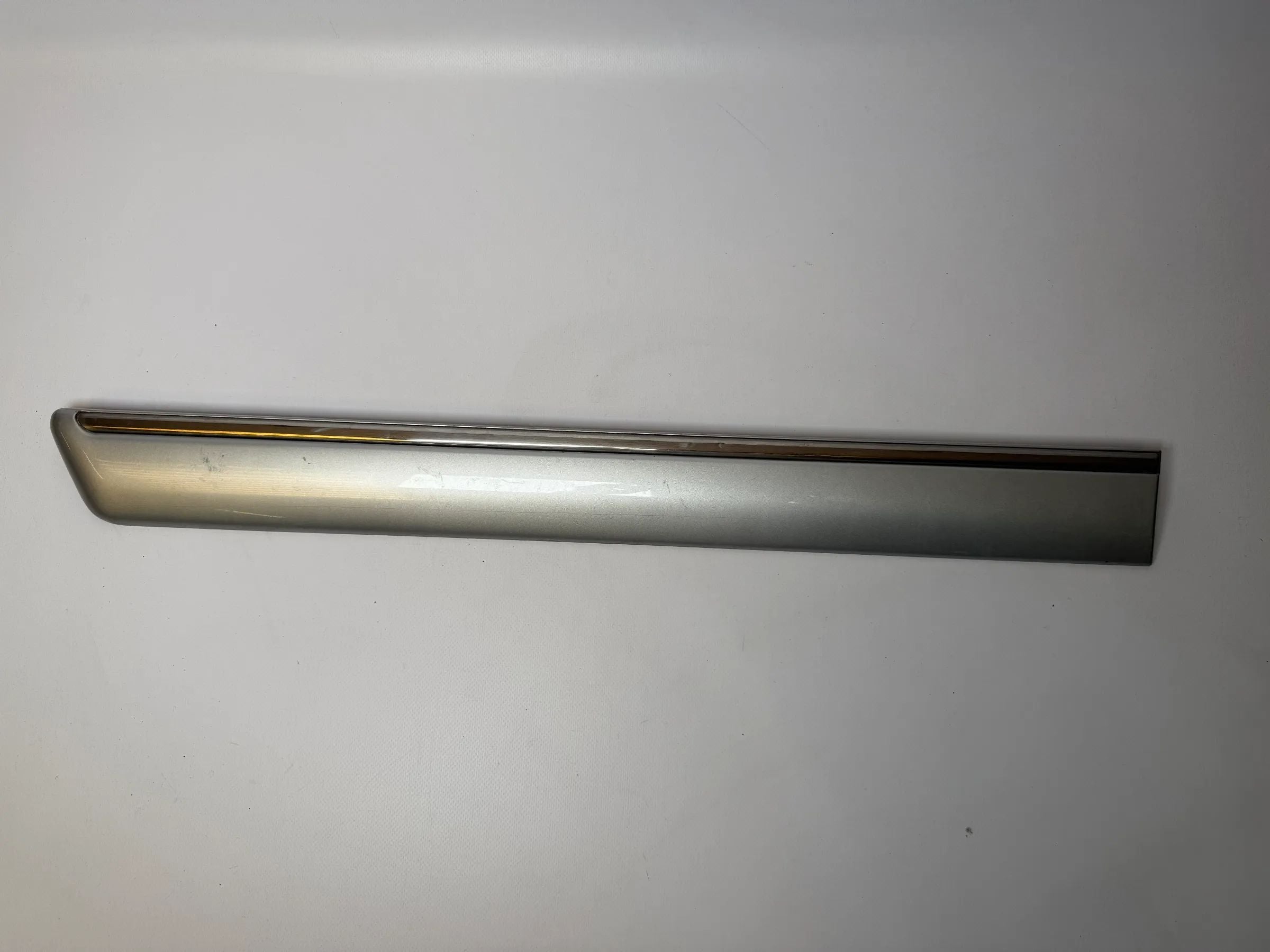 Oryginalna listwa drzwi Mercedes-Benz E-Klasse W210 srebrna prawa A2106901062