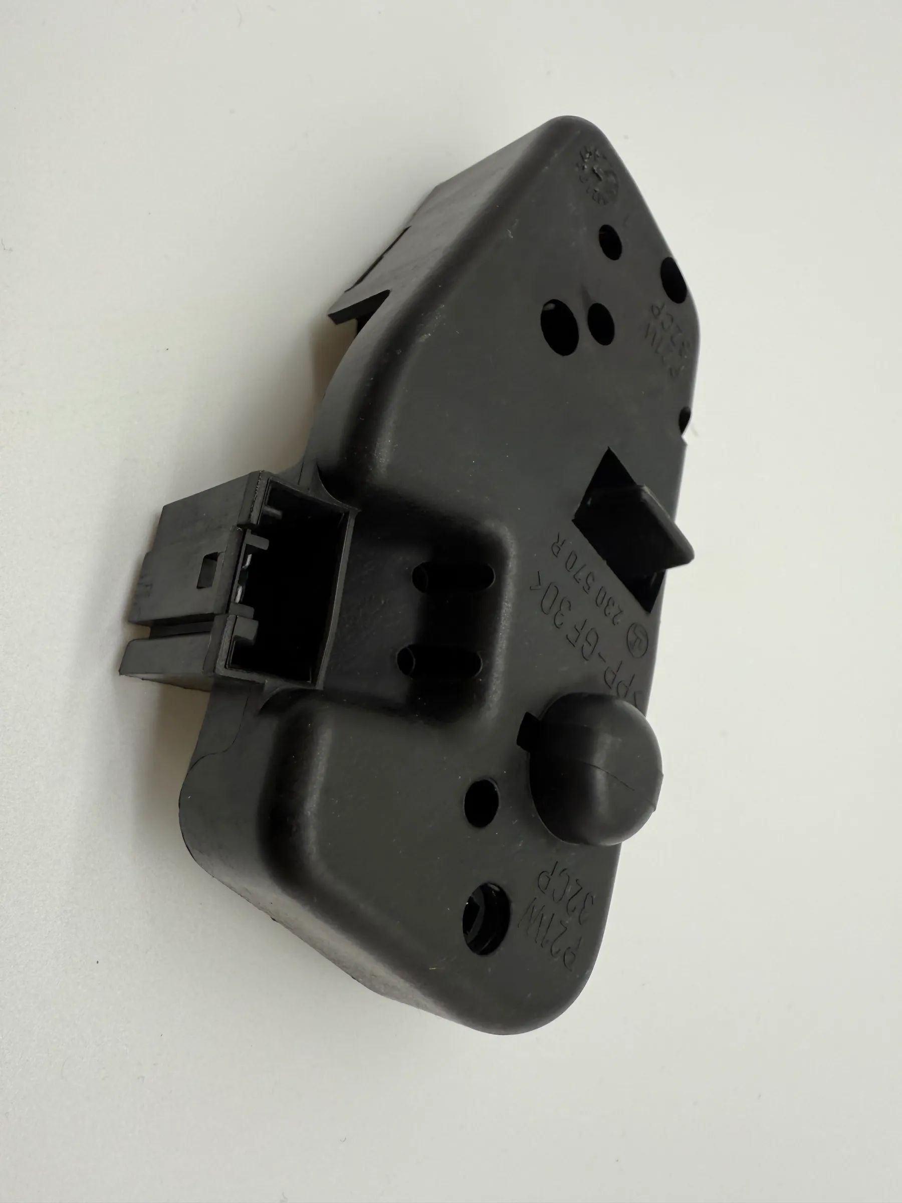 Оригинальный правый кронштейн заднего фонаря BMW E46 230570R / 230572R