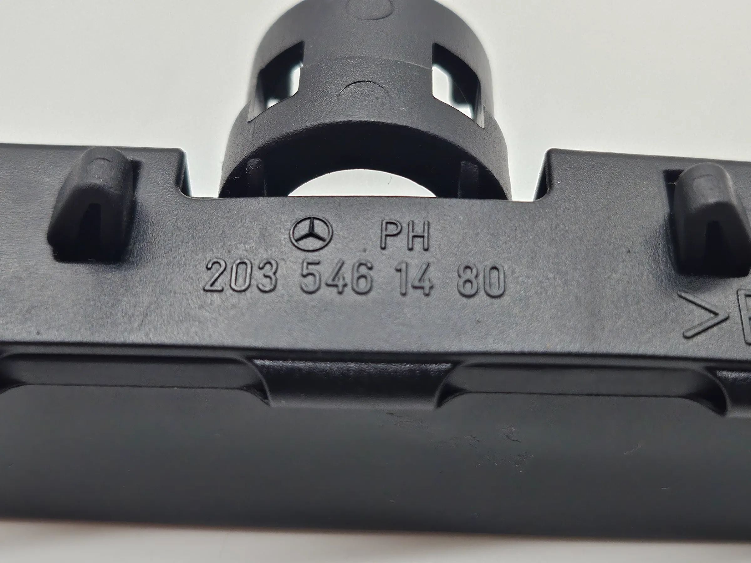 Original MERCEDES BENZ W203 Verkleidung Kabelführung 2035461480