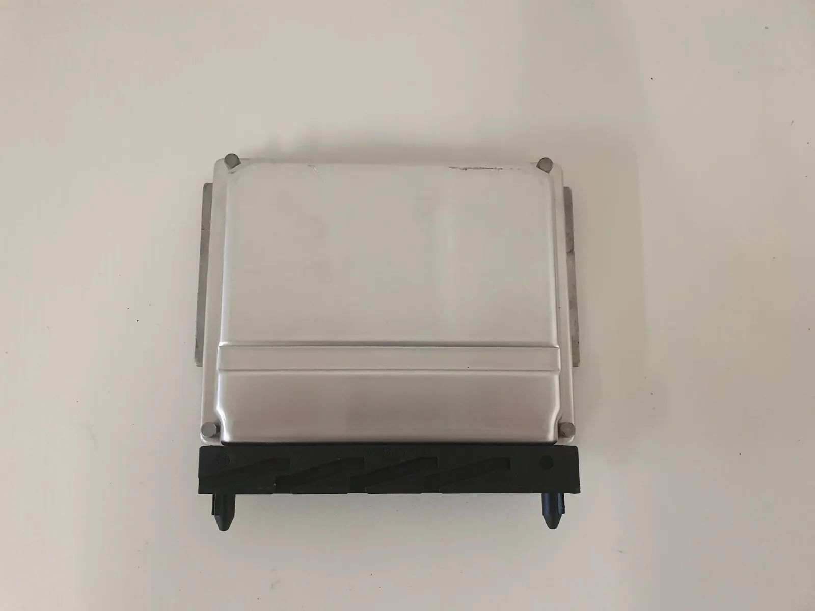 กล่องควบคุมเครื่องยนต์ Volvo V70 XC70 2.5T 154KW 210PS หมายเลข 08675760 A Bosch 0261207712