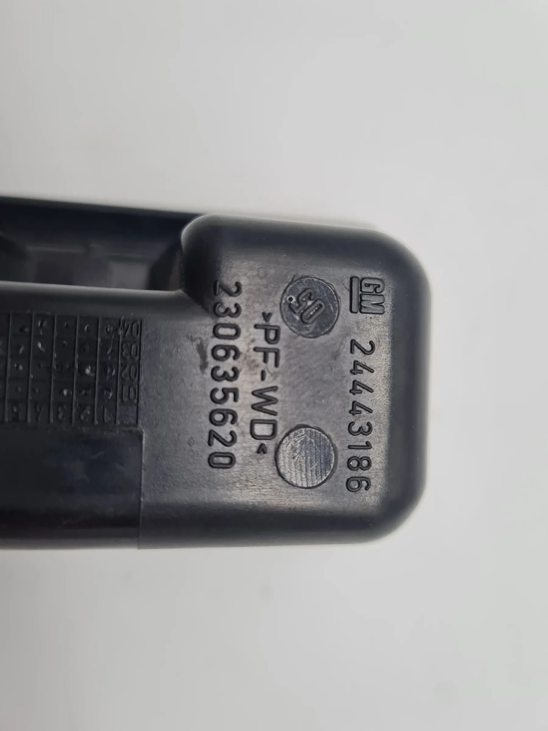 Original Opel Vectra C / Signum (Z03/Z02) Aschenebechereinsatz 24443186