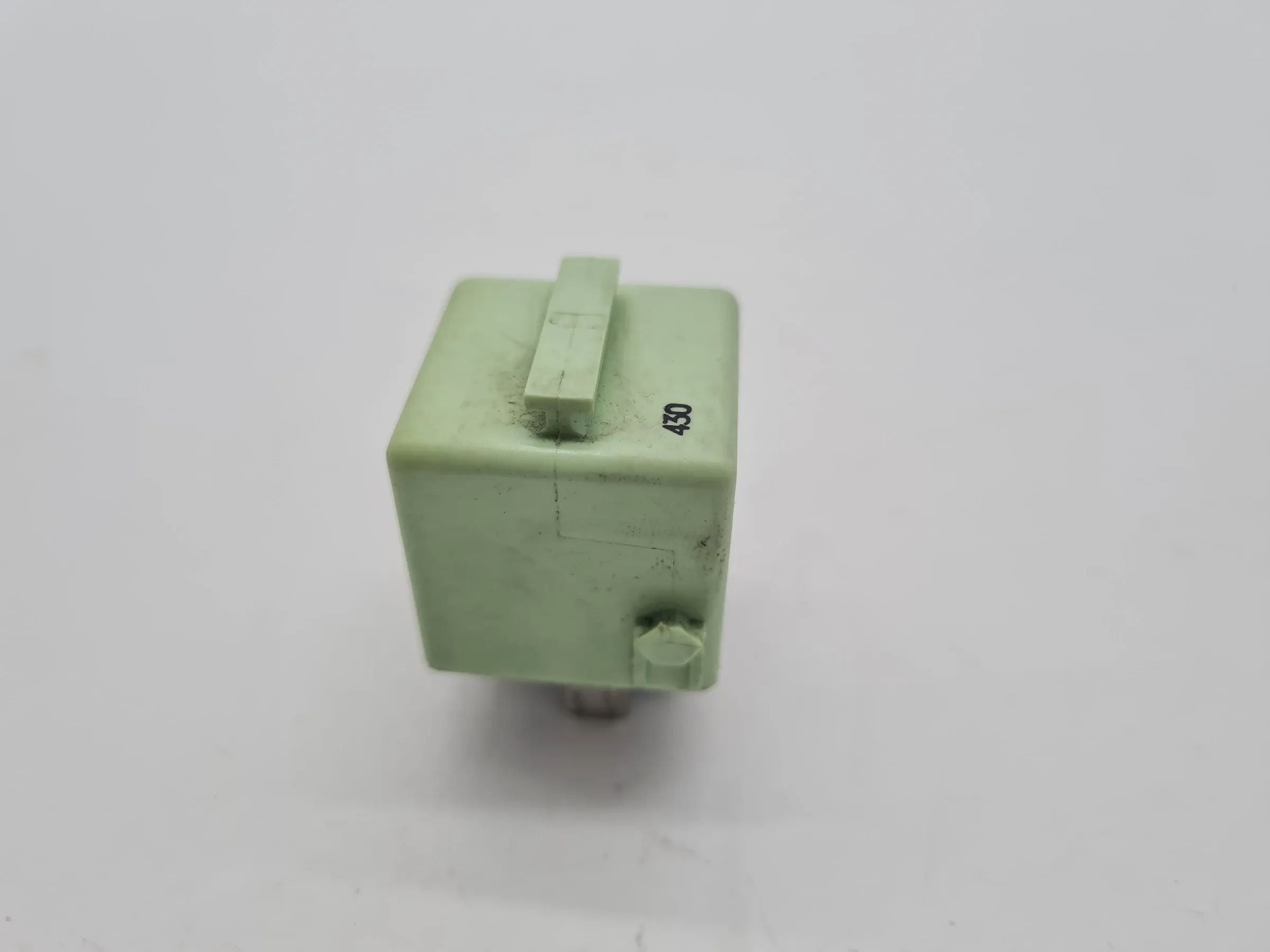 Original BMW E36 E38 E39 E46 E53 E60 E61 Z3 X3 Relais Grün 61.36-8373700