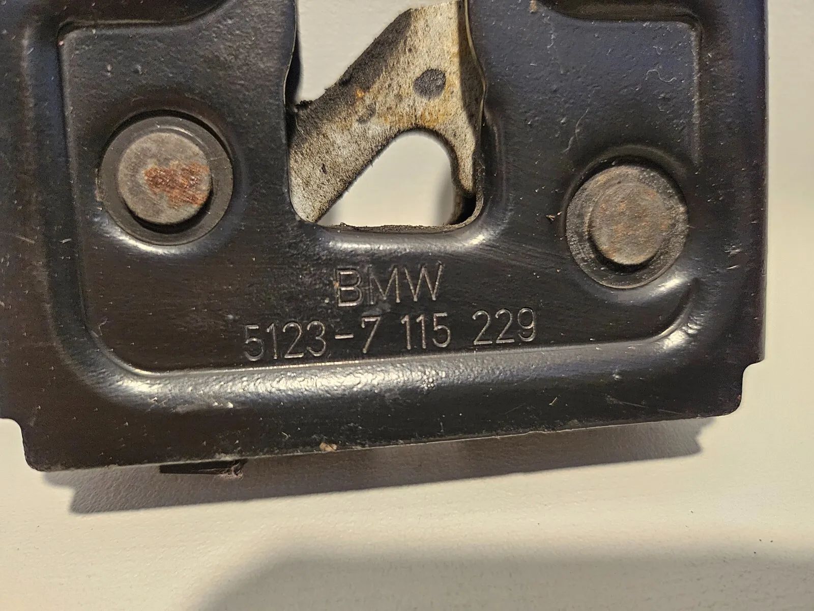 BMW E90 E91 E92 E93 E60 E61 X1 E84 ตู้ล็อกฝากระโปรงหน้า อะไหล่แท้ หมายเลข 7115229