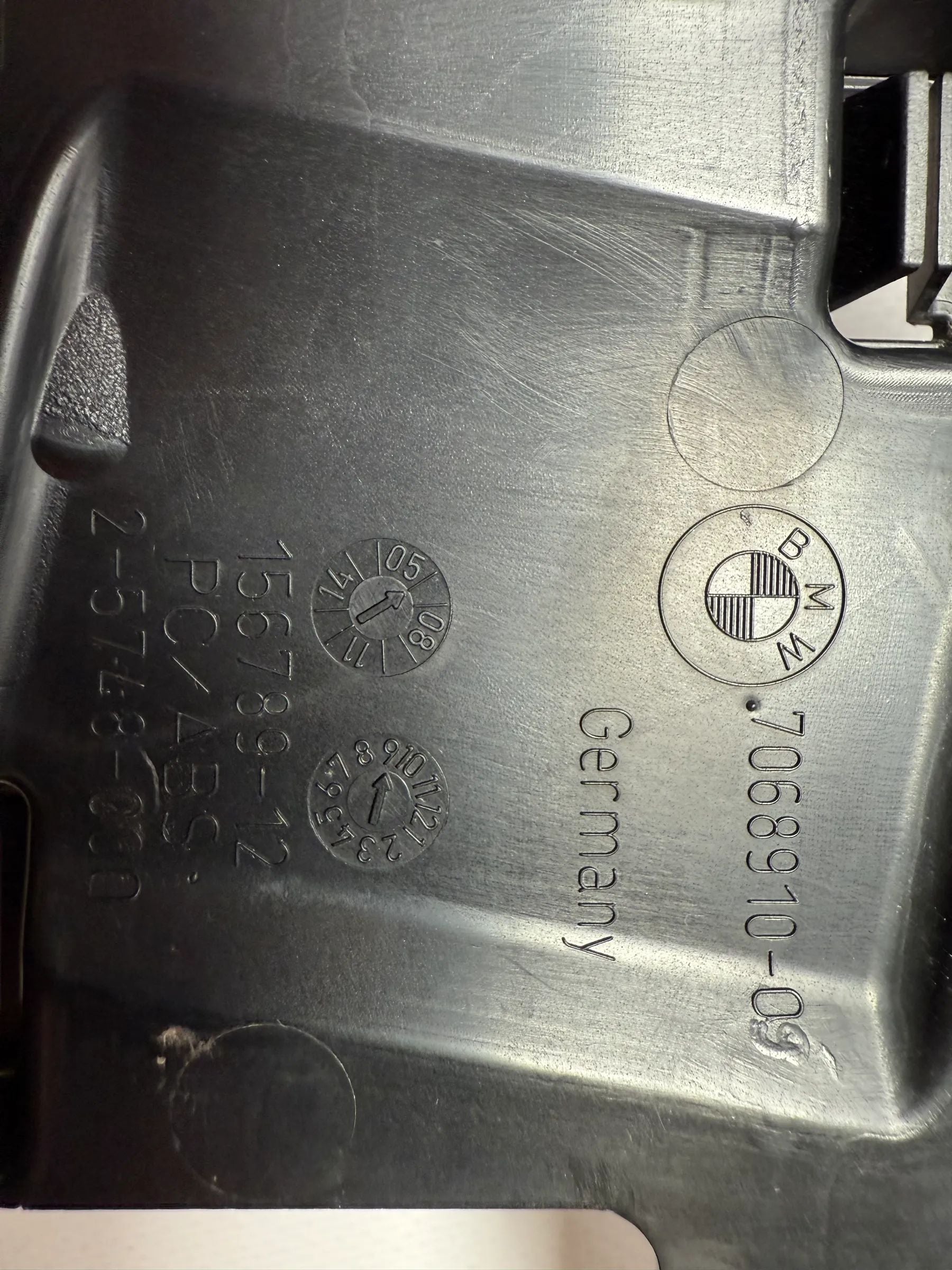 Оригинальная накладка BMW E91 правая черная для багажного отделения рельс 7068910-09