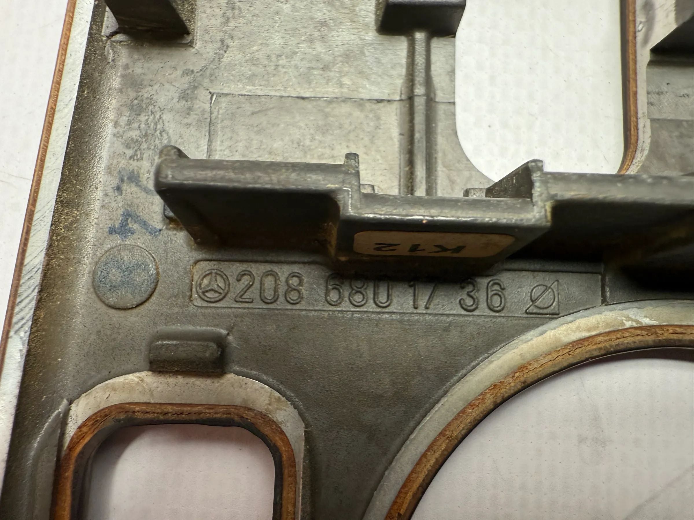 Originele Mercedes Benz A208 Schakelaarpaneel Wortelnoten Afdekking 2086801736