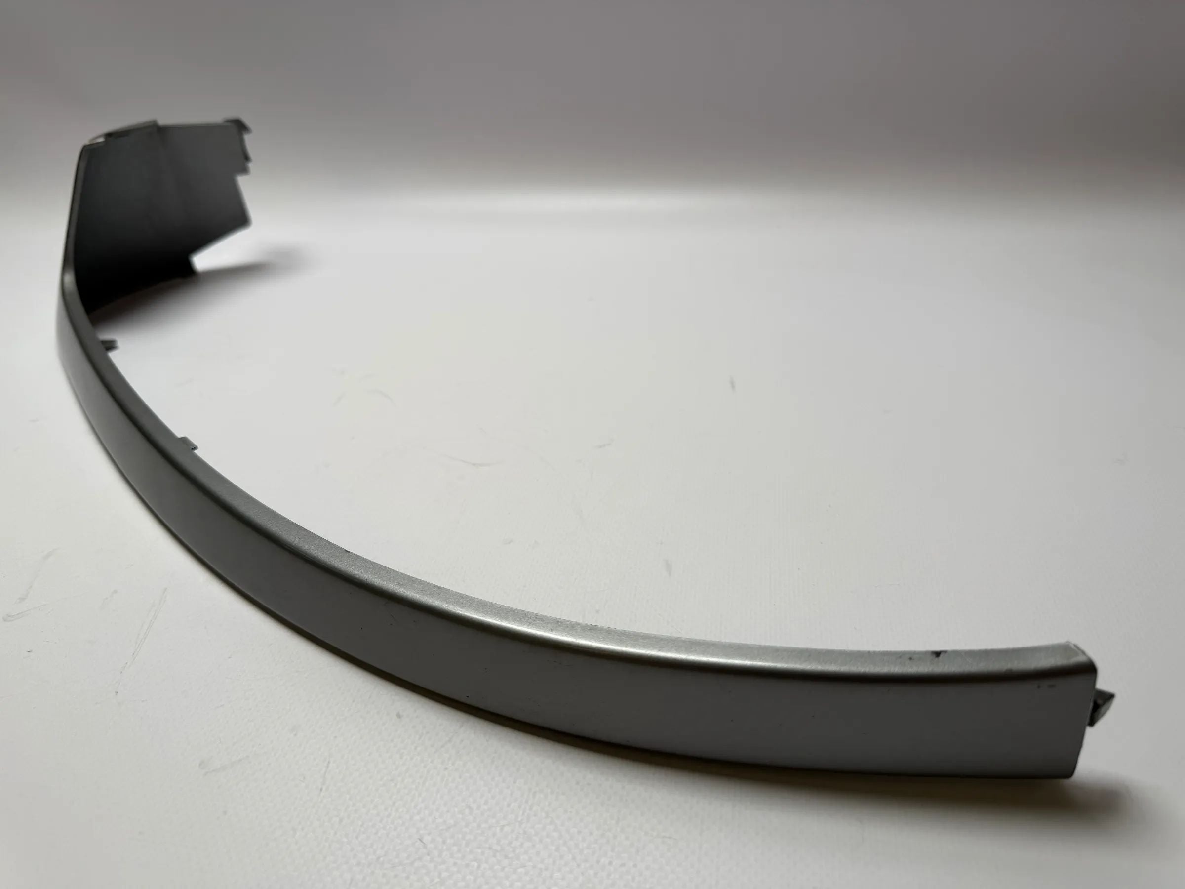 Оригинальная левая рамка крепления фар Опель Омега Б серебристая 90460437