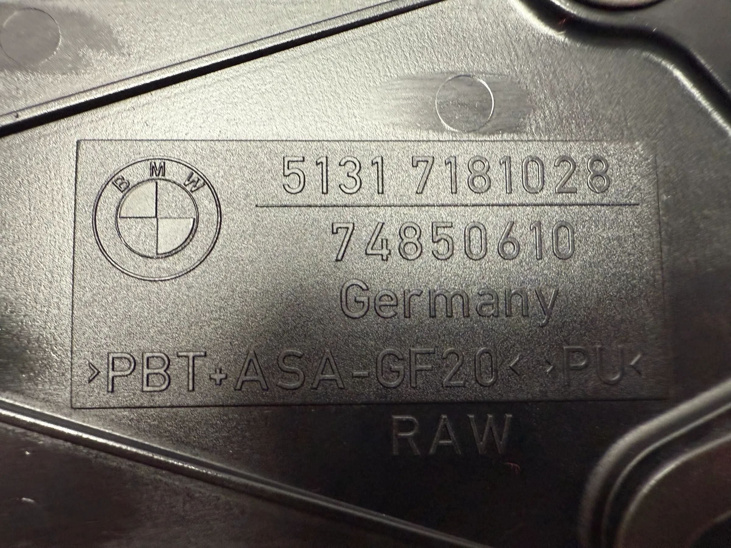 Оригинальная накладка крышки багажника BMW E91 Diversity заднее стекло 7181028