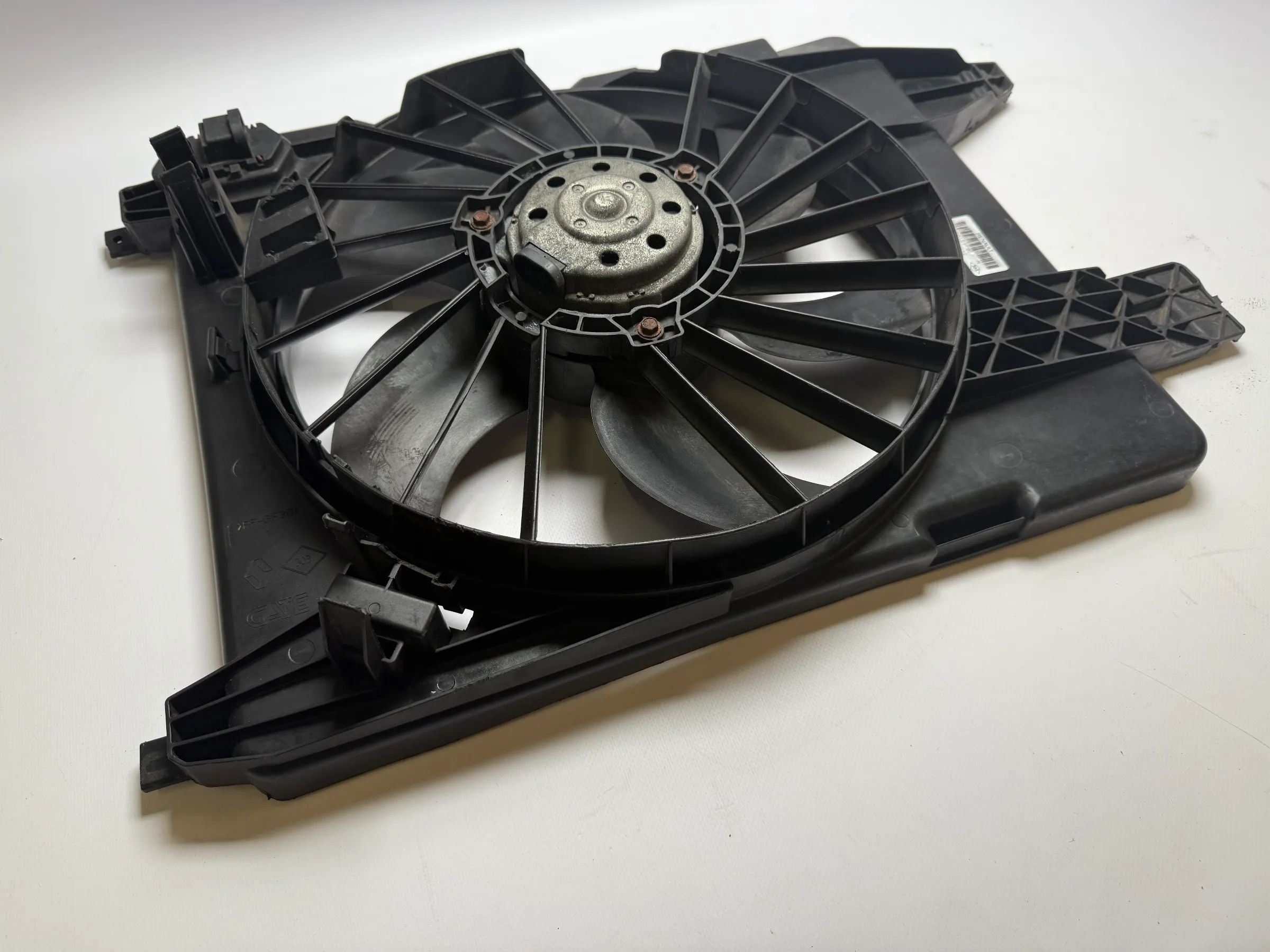 Оригинальный Вентилятор Радиатора RENAULT SCÉNIC II (JM0/1_) 2004 Электрический 8200151165