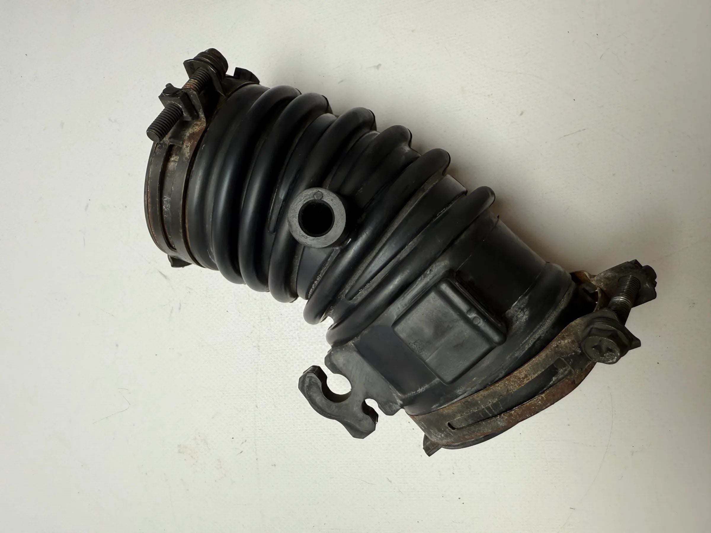 Originele Mazda 6 2.0 104 kW inlaatspruitstuk inlaatslang L813132212