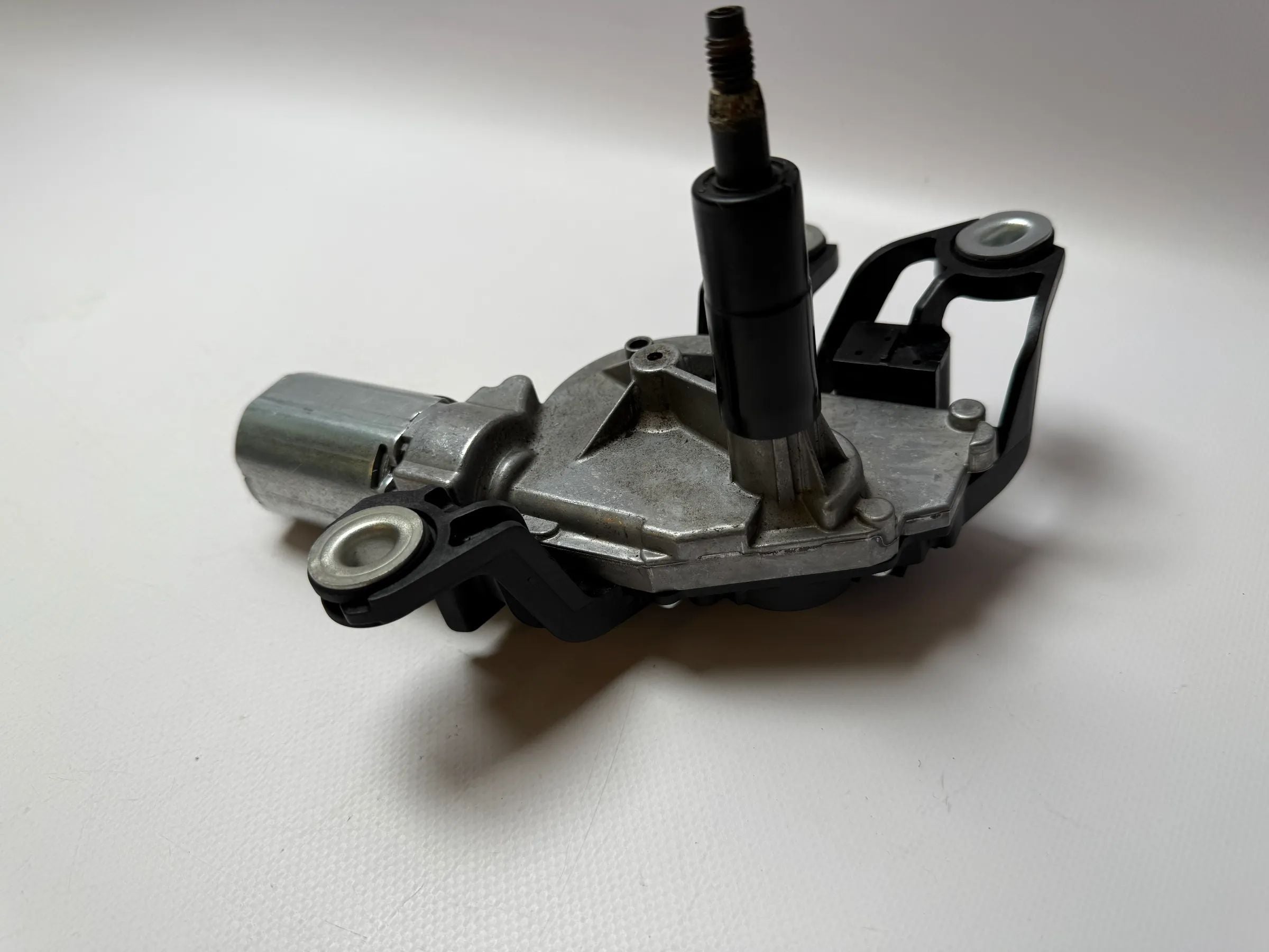 Motor original del limpiaparabrisas trasero VW Golf 5 V Bosch 1K6955711B / 0 390 201 800