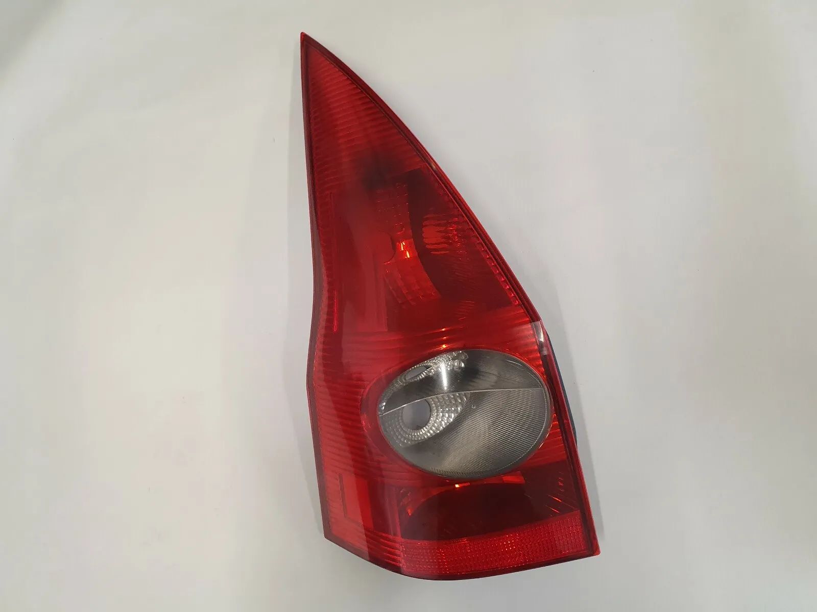 Feu arrière gauche Renault Megane Break Référence 8200142684 K23