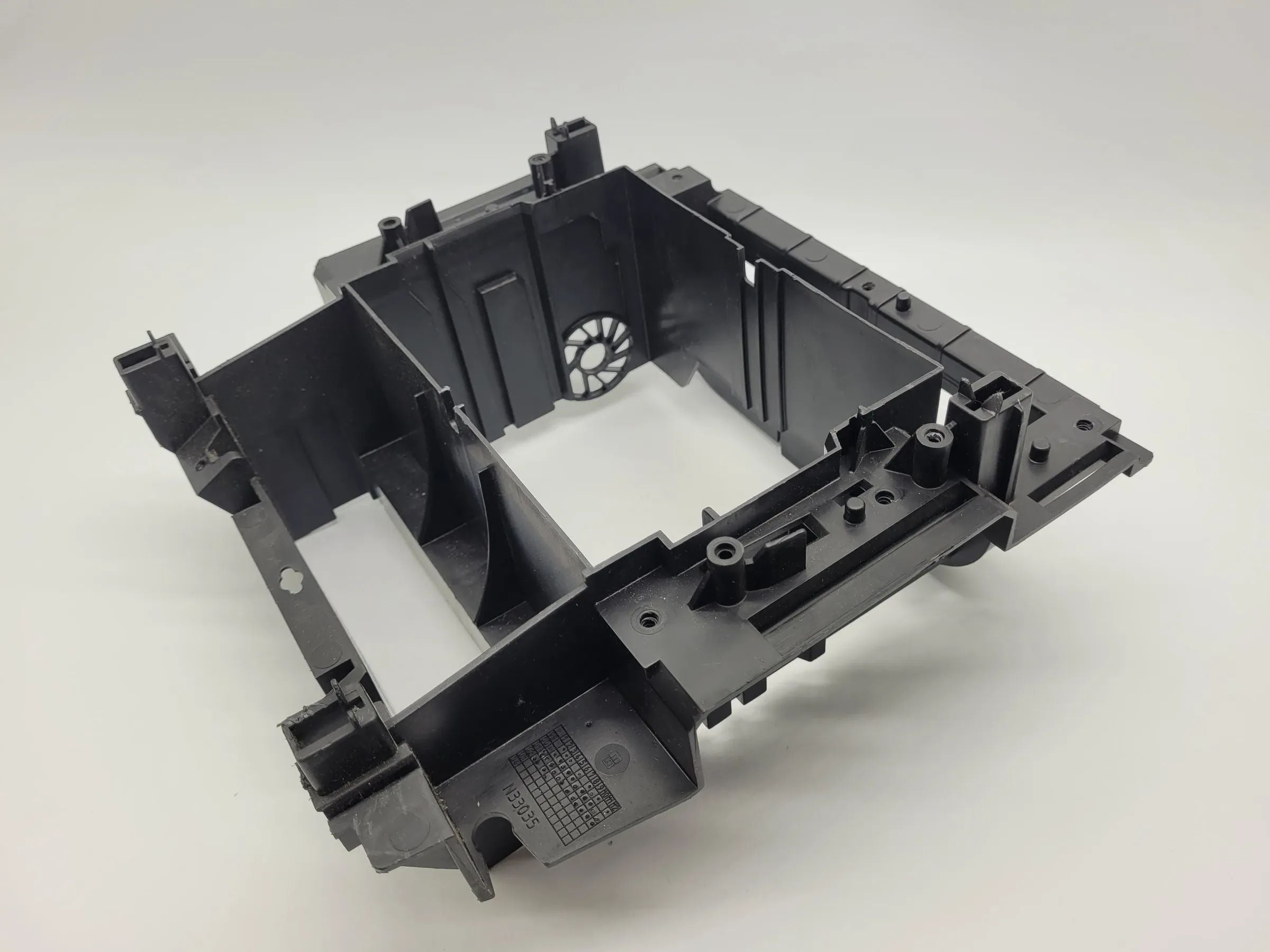 Original Mercedes-Benz C-Klasse (W203) Radioschacht Einbaurahmen, A2036800878