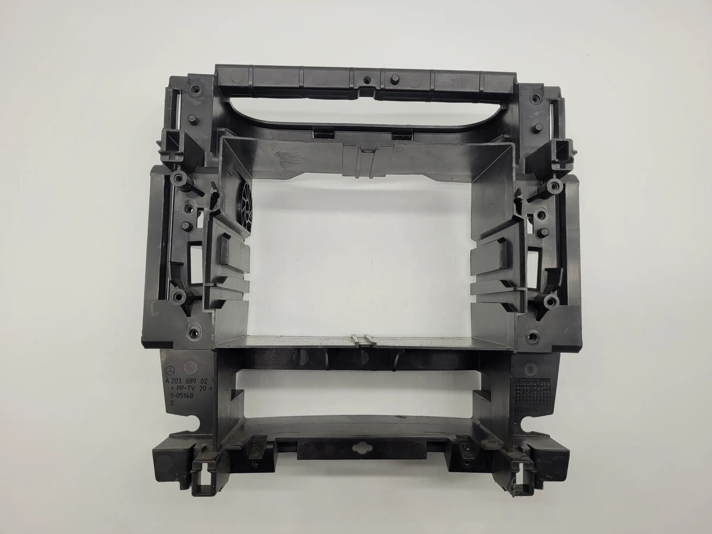 Original Mercedes-Benz C-Klasse (W203) Radioschacht Einbaurahmen, A2036800878