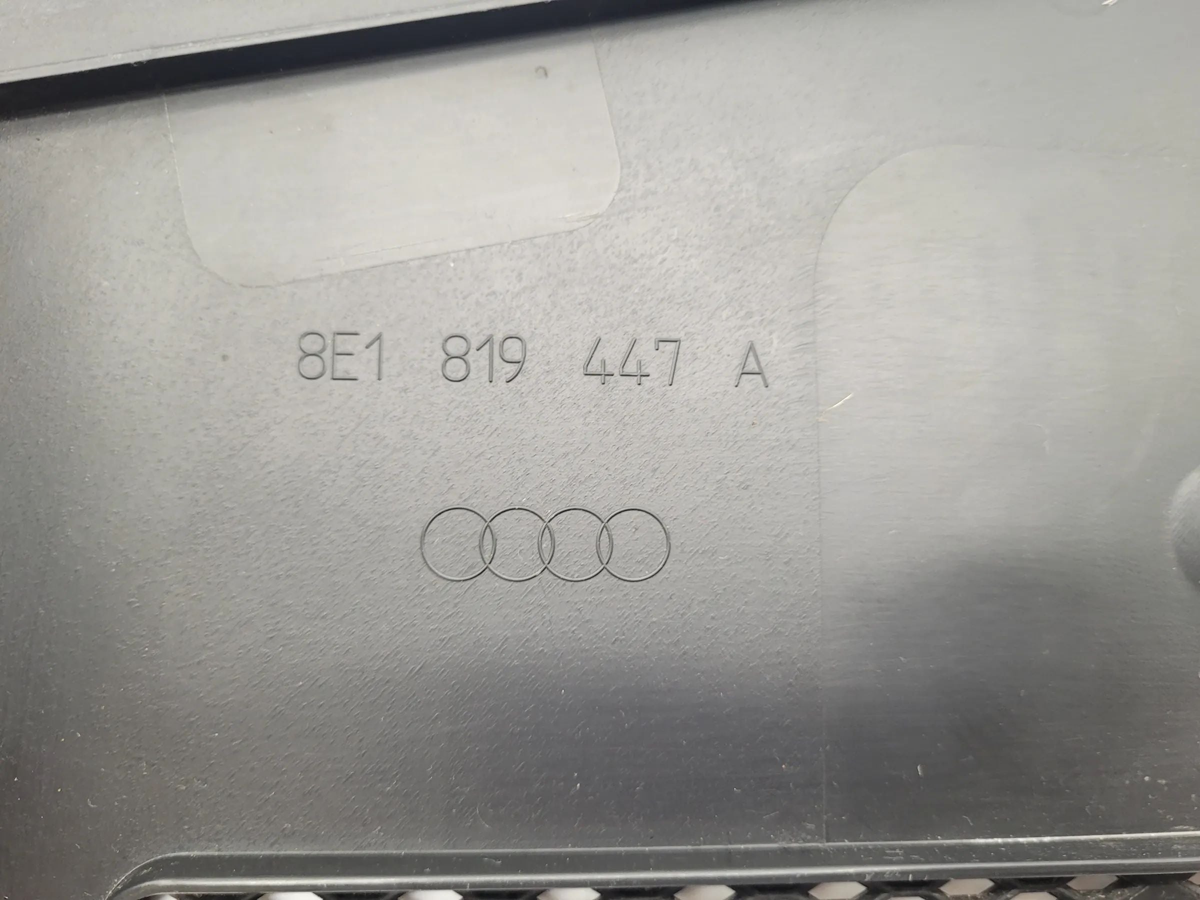 Original Audi A4 (8E/B6/B7) Pollenfilter Abdeckung Wasserkasten 8E1819447A