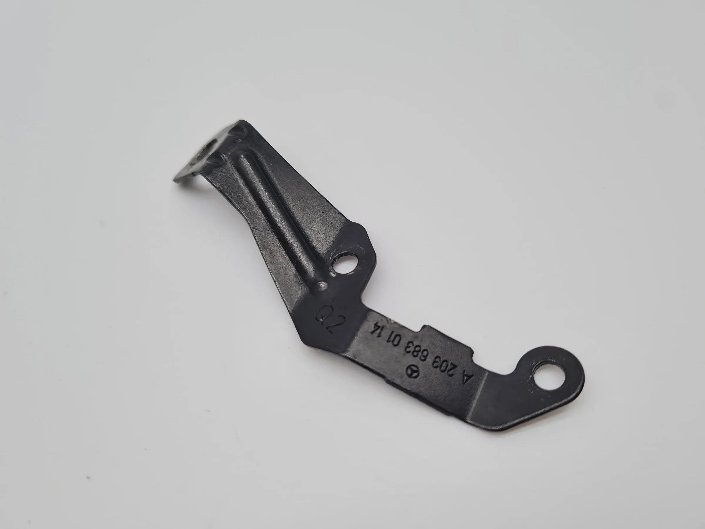 Original Mercedes C-Klasse (W203) Halterung Mittelkonsole Rechts A2036830214