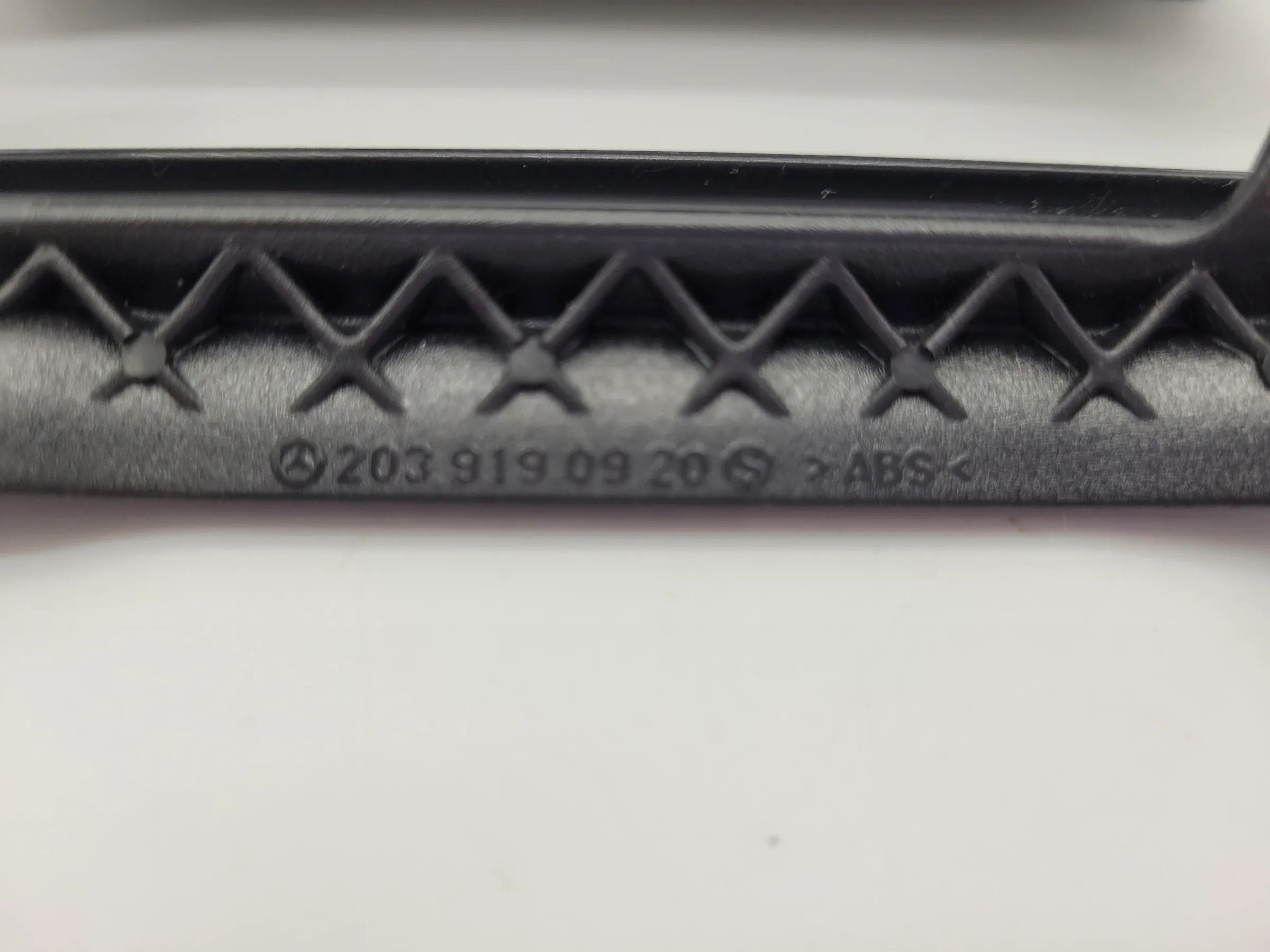 Original Mercedes-Benz C-Klasse (W203) Sitzschienenabdeckung A2039190920