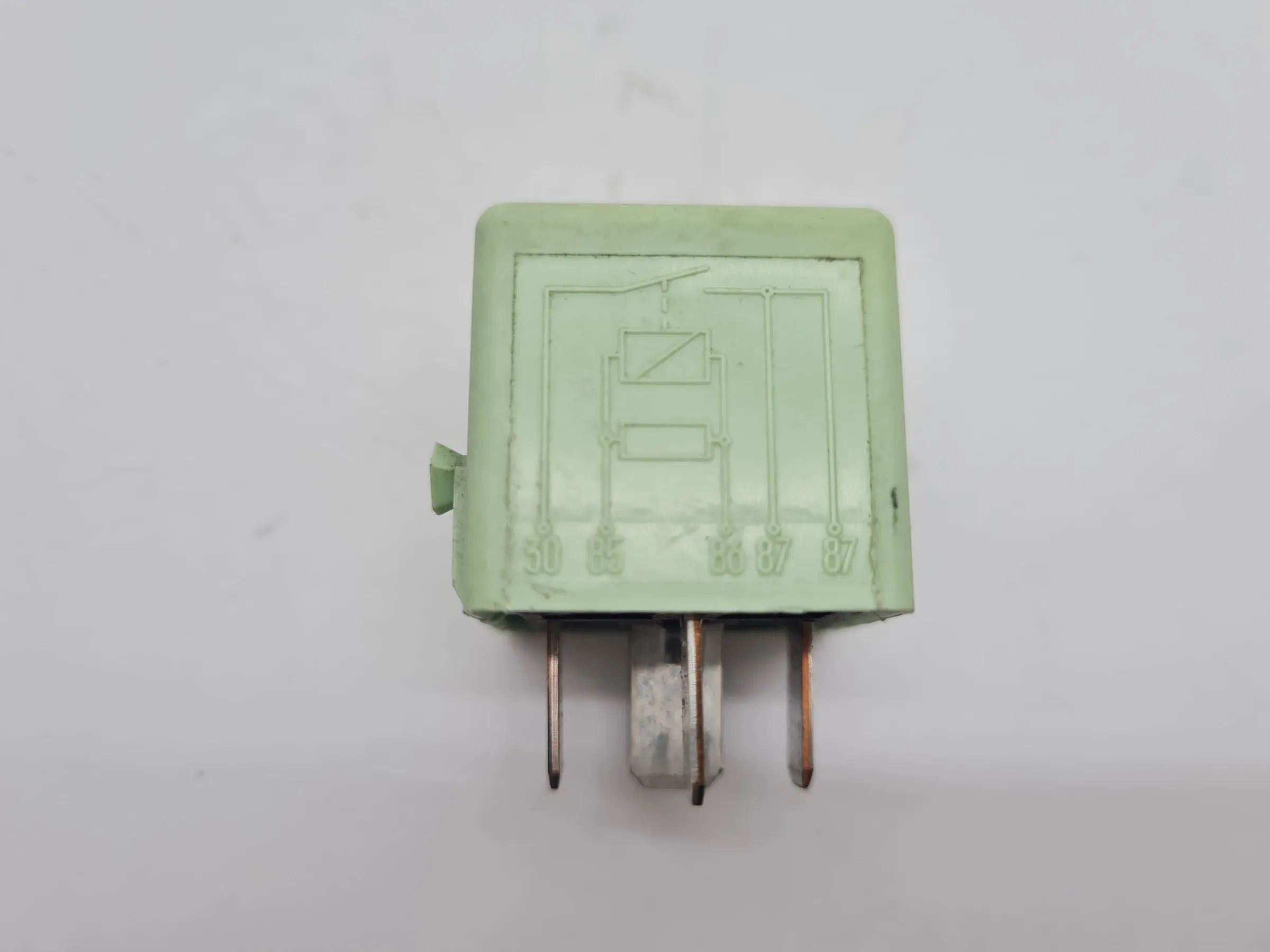 Original BMW E36 E38 E39 E46 E53 E60 E61 Z3 X3 Relais Grün 61.36-8373700