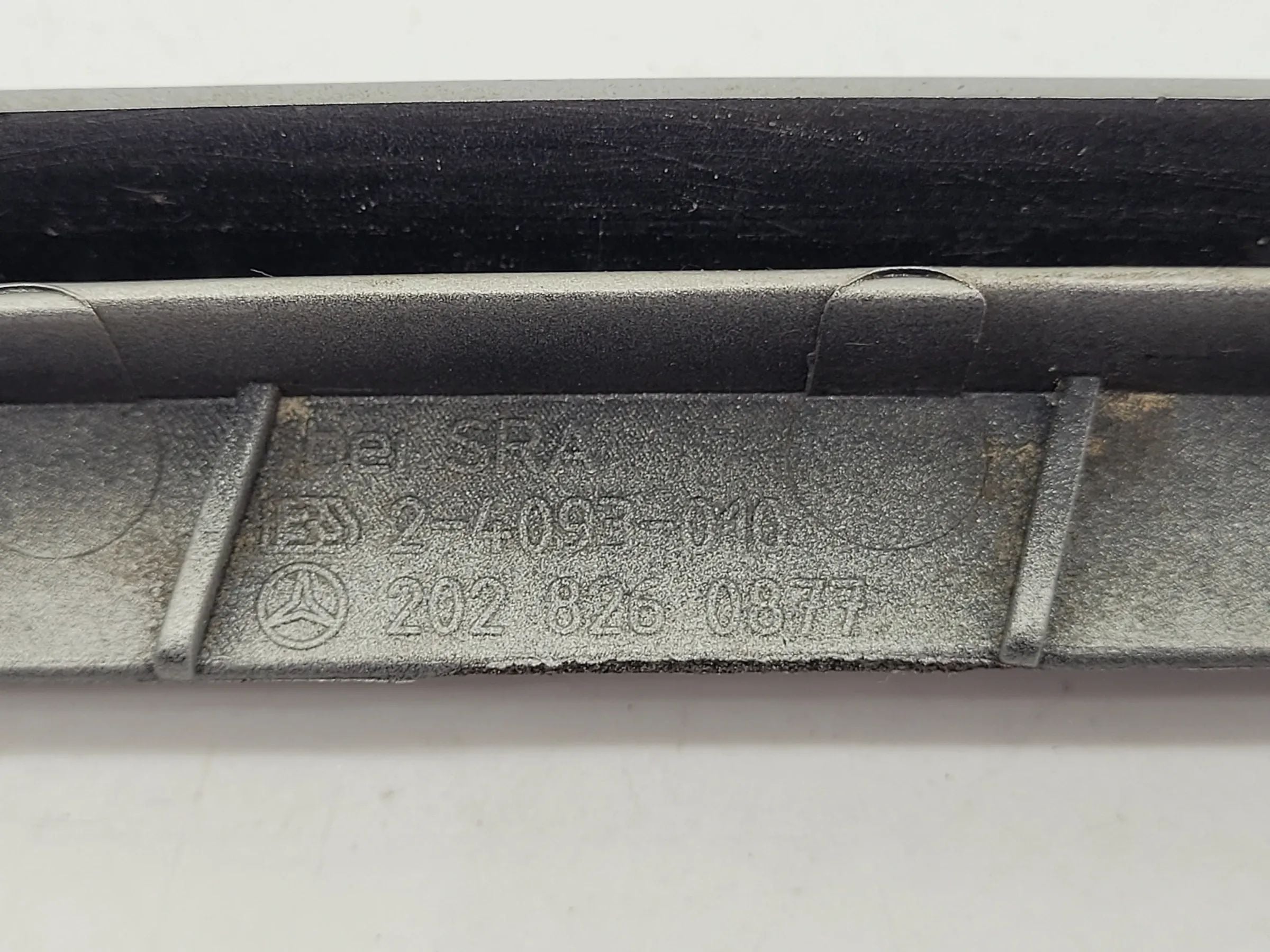 Original Mercedes-Benz C-Klasse (W202) Scheinwerfer Leiste/Blende R. A2028260877