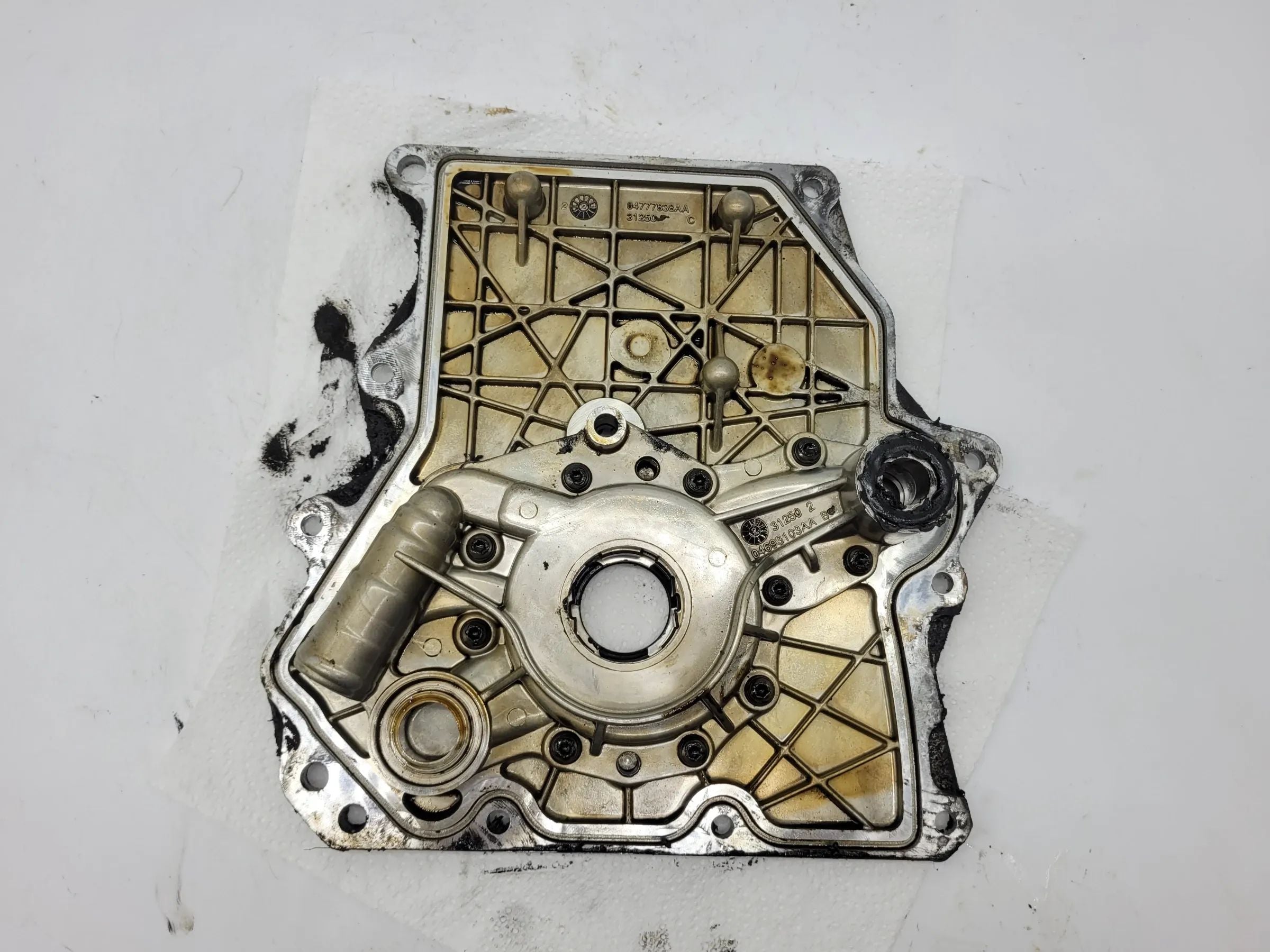 Original Mini One (R50/R53) Ölpumpe Deckel 04777838AA / 04693103AA