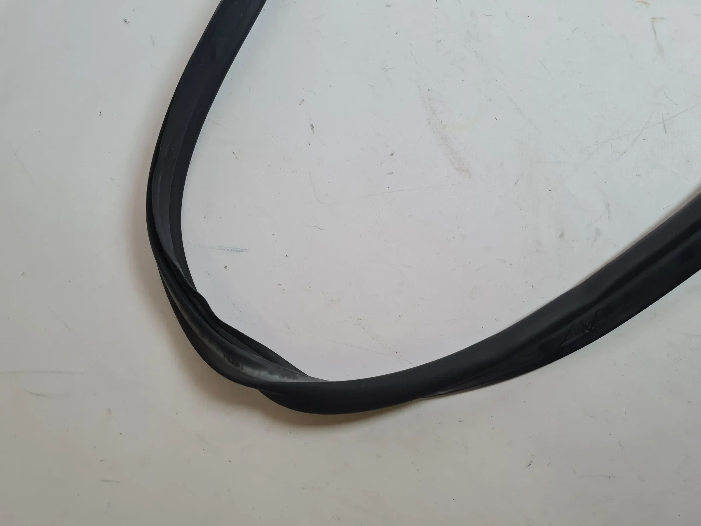 Orijinal BMW 5 Serisi (E60/E61) Conta Kauçuk Motor Kaputu 06.52-7034163