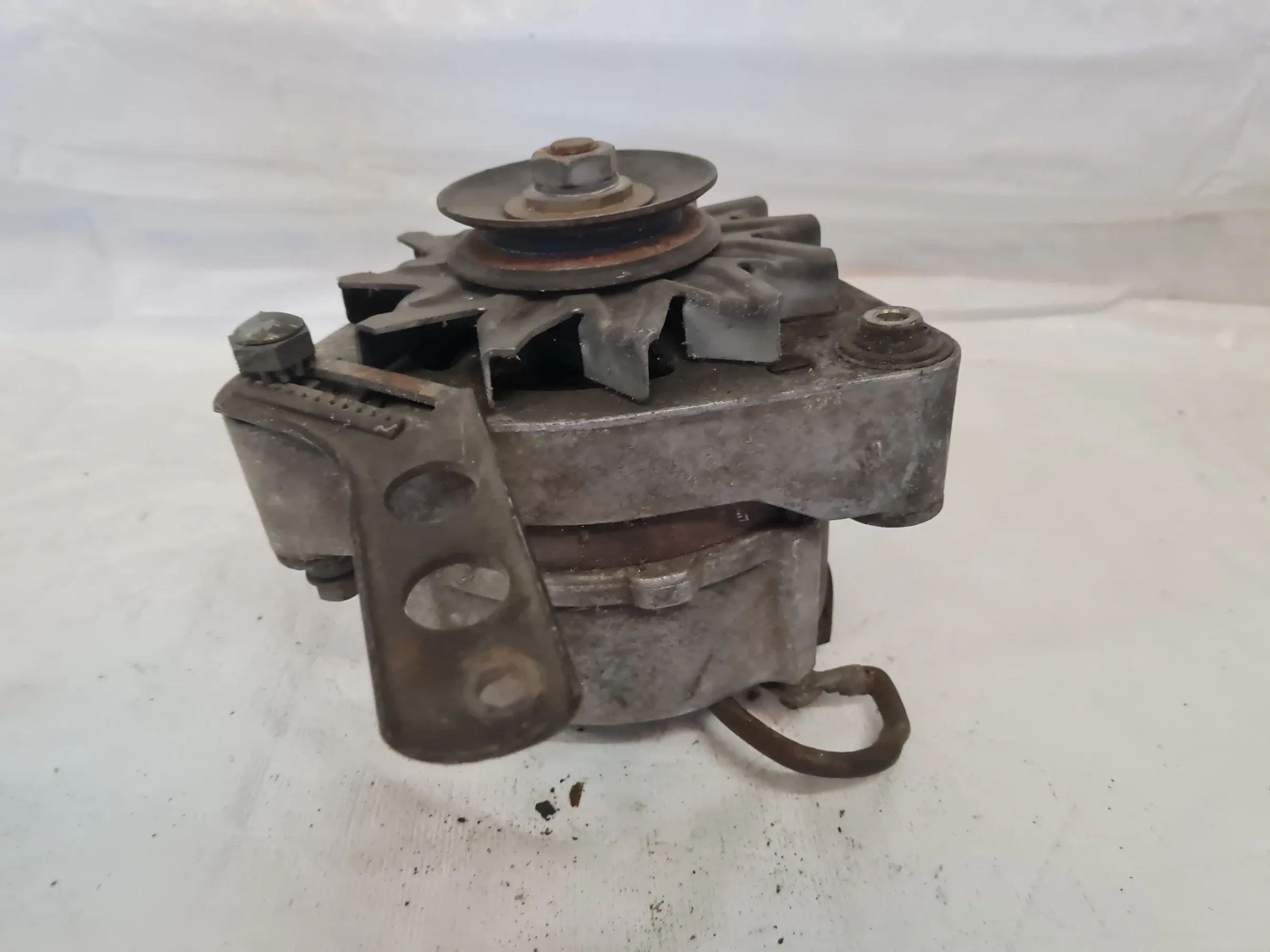 Original BMW 3/5 E28/E30 Bosch Lichtmaschine 0120469617