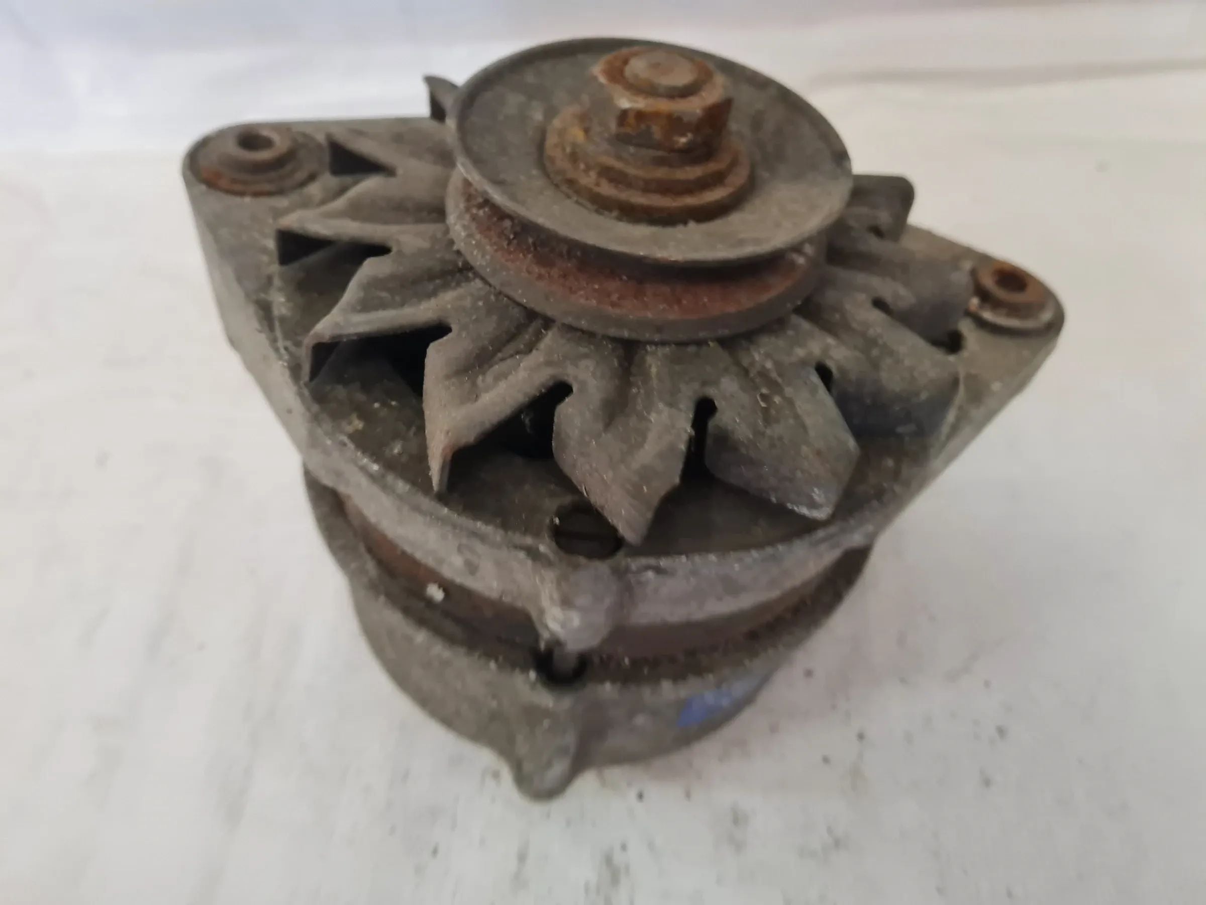 Original BMW 3/5 E21/E28/E30 Bosch Lichtmaschine 0120489030