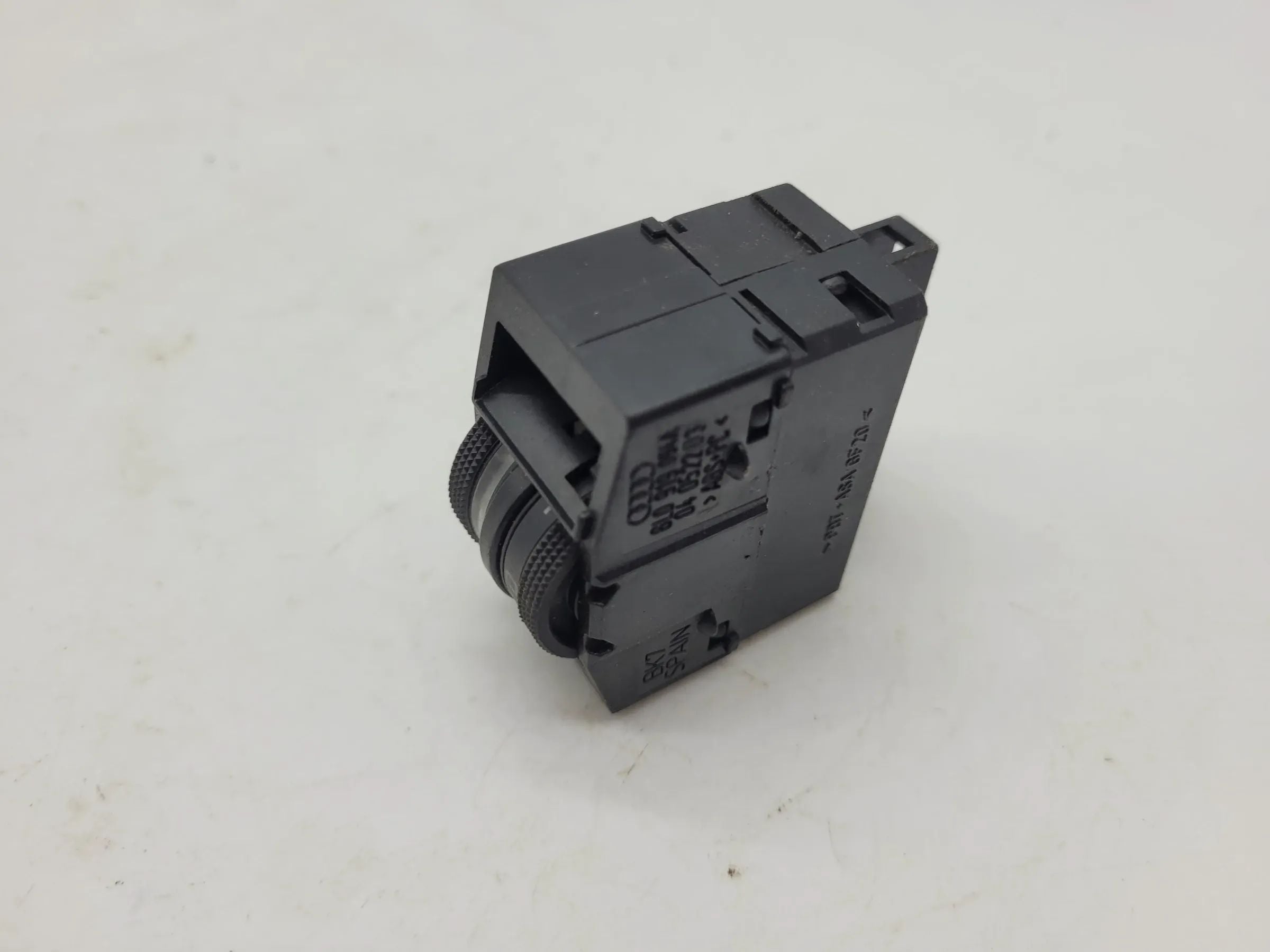อะไหล่แท้ Audi A3 S3/8L ปี  ลิ้นชักควบคุมระดับไฟหน้า 8L0919094A