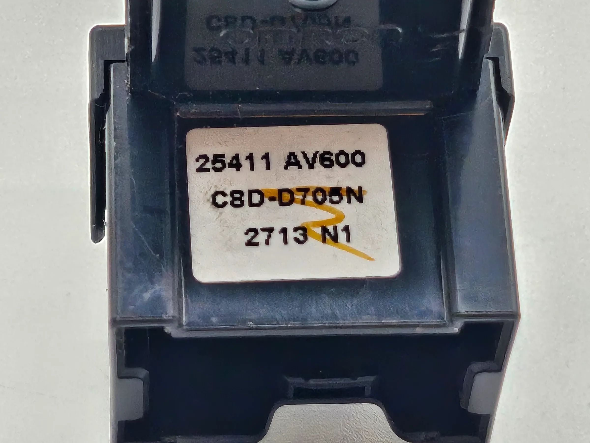 Oryginalny Nissan Primera P12 przełącznik podnośnika szyby tył prawy 25411AV600