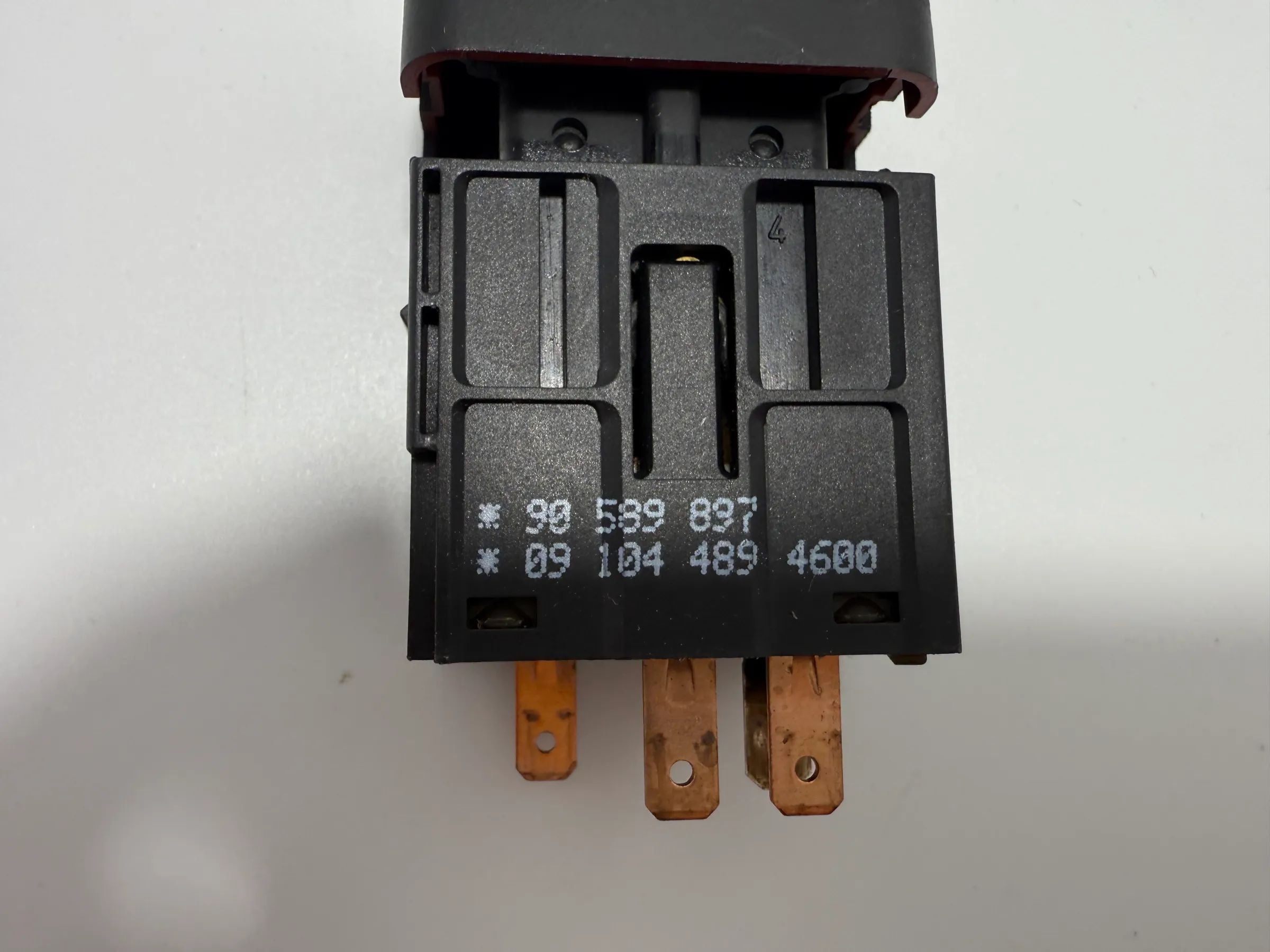 Oryginalny włącznik świateł awaryjnych Opel Zafira A / Astra G TRW 90589897 / 09104489