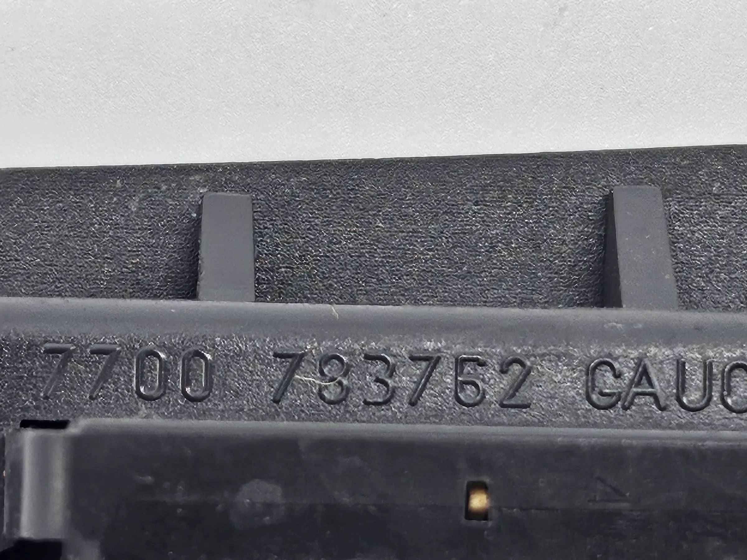 Oryginalny wyłącznik podgrzewania siedzenia prawego Renault 19 II/III Cabrio DAV 7700783762