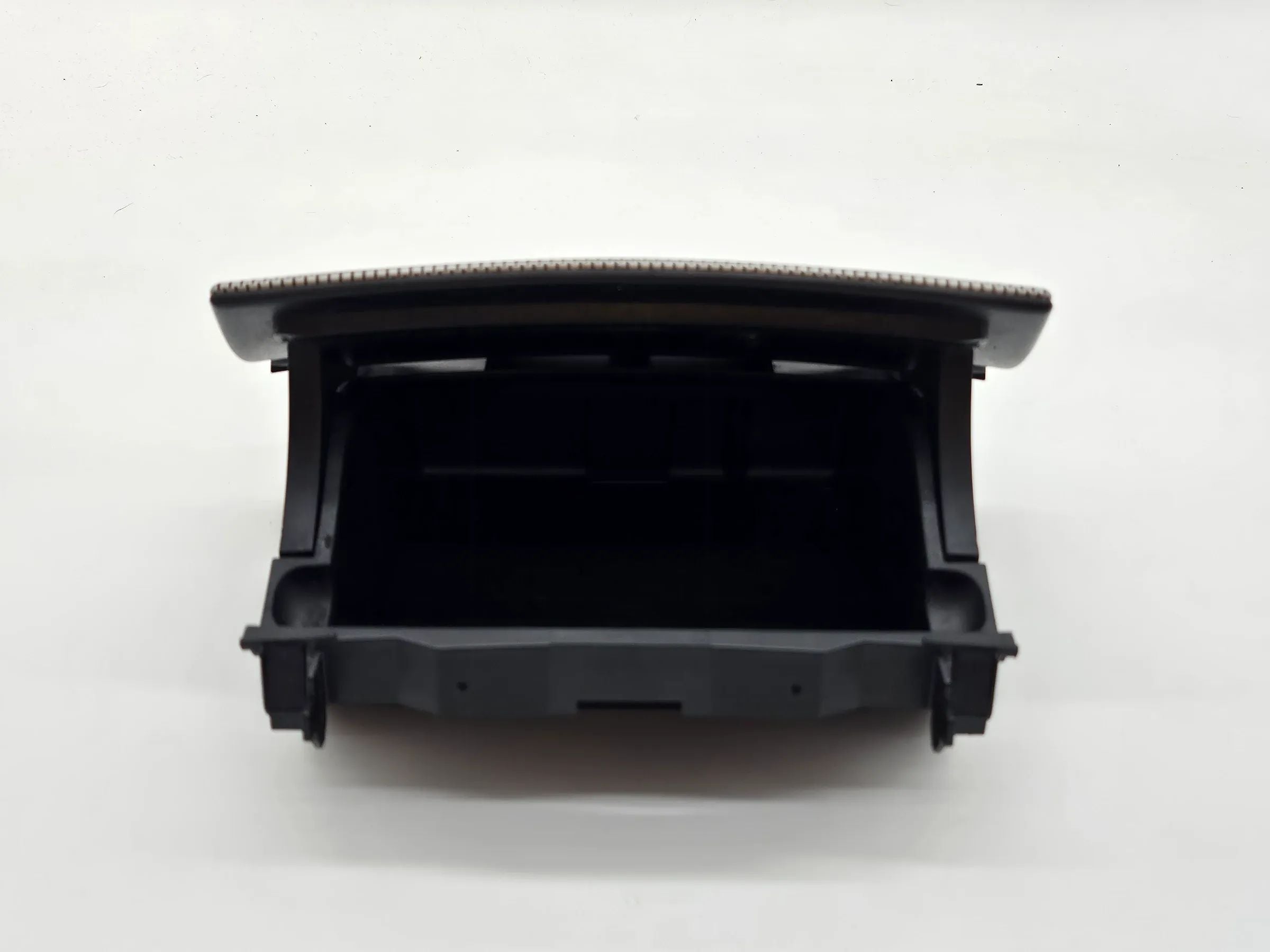 Orig. MERCEDES-BENZ C-KLASSE S203 W203 CL203 Aschenbecher Mitte vorn A2036800852