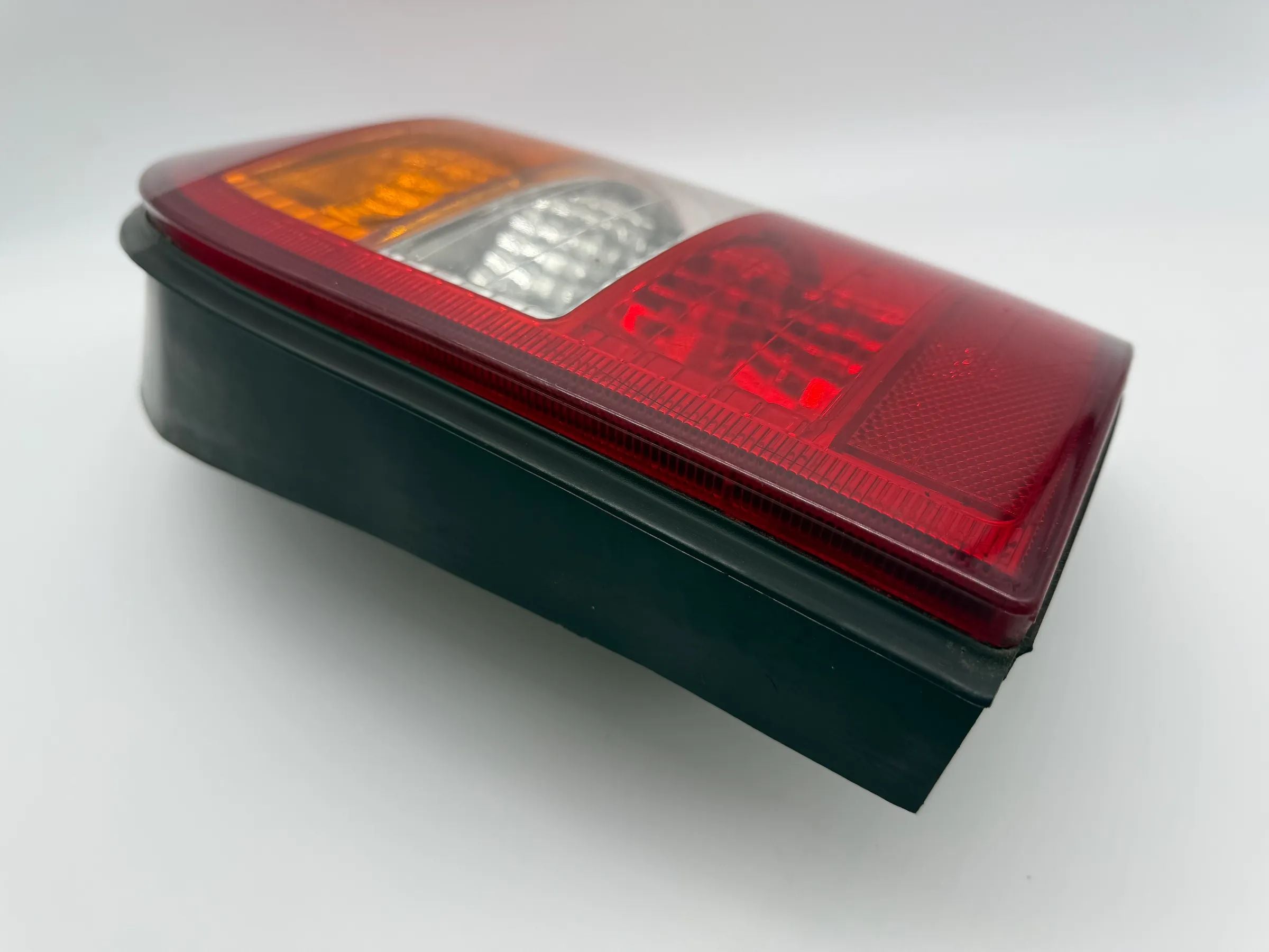 Оригинальный задний правый фонарь Opel Зафира А 2002 Yorka 62281