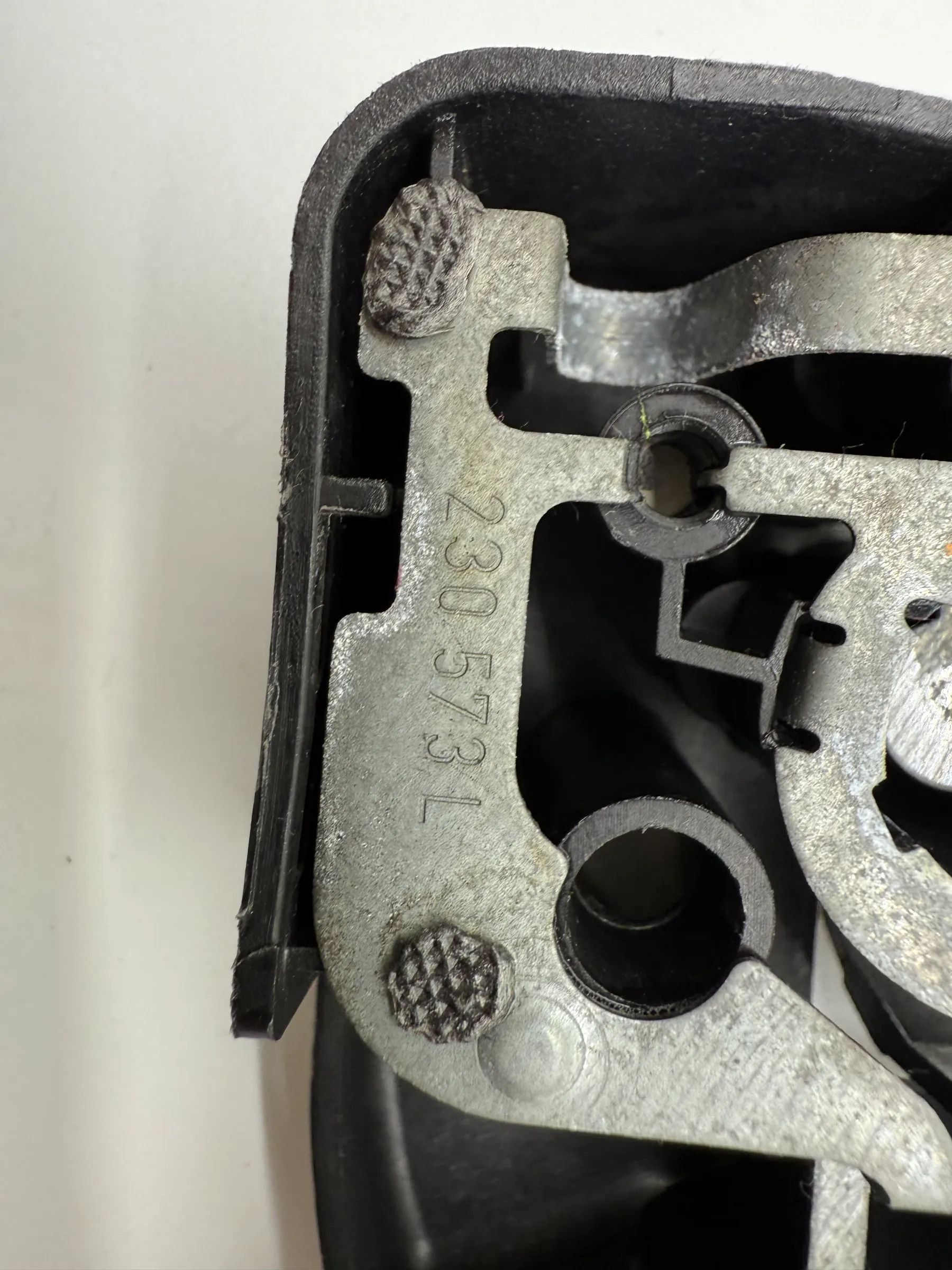 Оригинальный держатель лампы заднего фонаря BMW E46 левый 230569L / 230537L