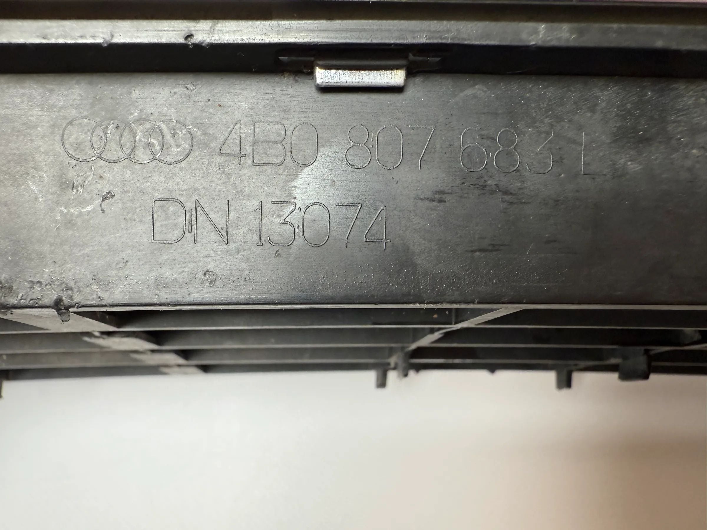 Oryginalna ATRAPA CHŁODNICY AUDI A6 4B Grill Przedni Środkowy 4B0807683L