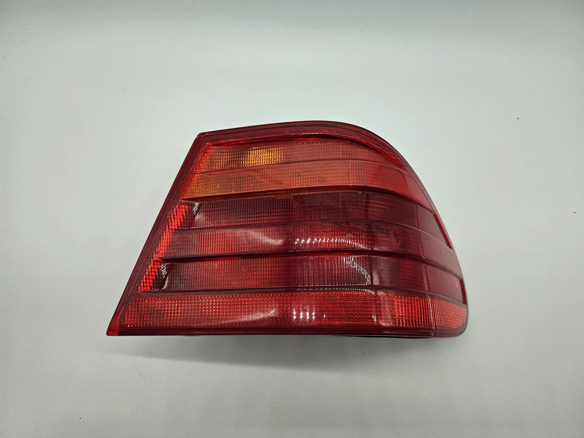 Oryginalna lampa tyłna Mercedes-benz E 200 W210 prawa A2108200264