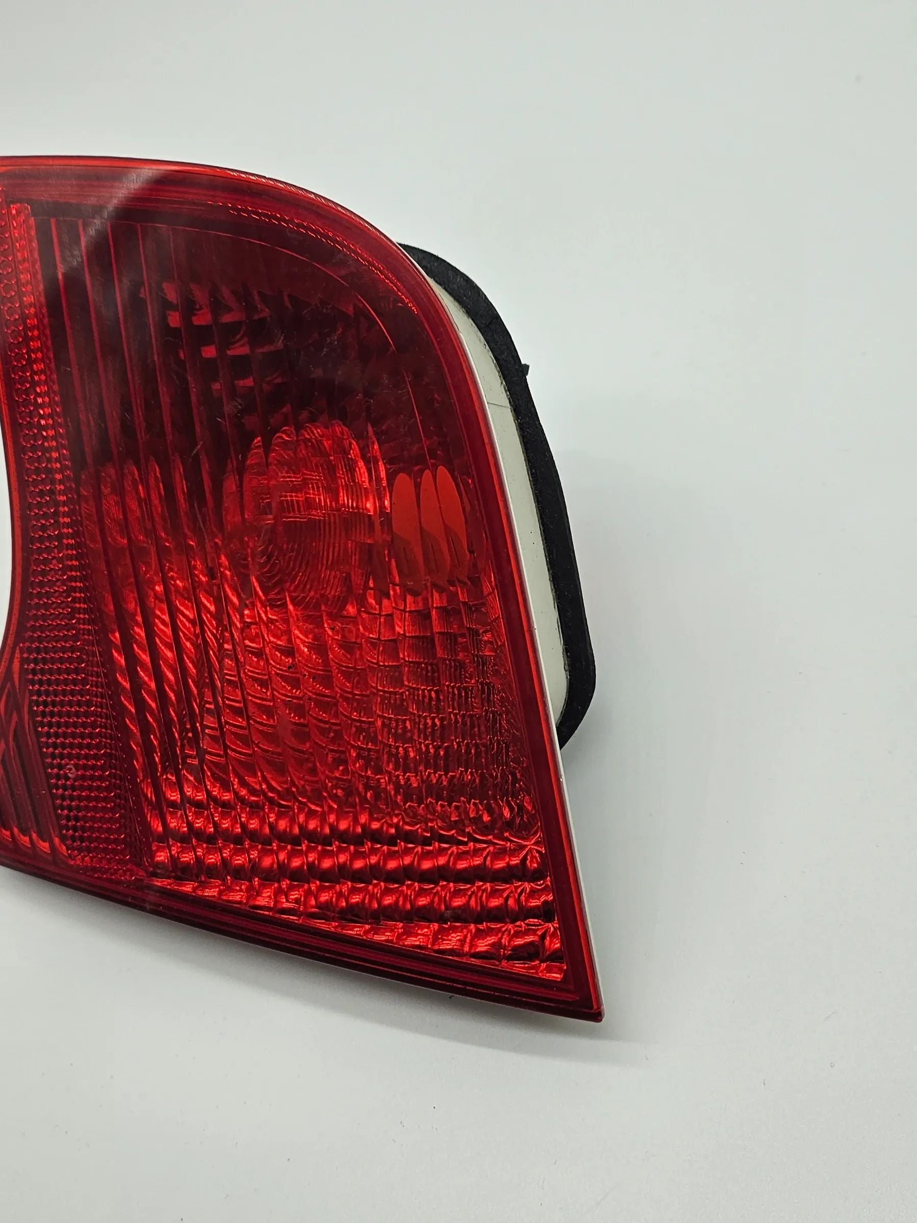 Oryginalna tylna lampa prawa wewnętrzna Audi A4 8E B7 Limo 8E5945094
