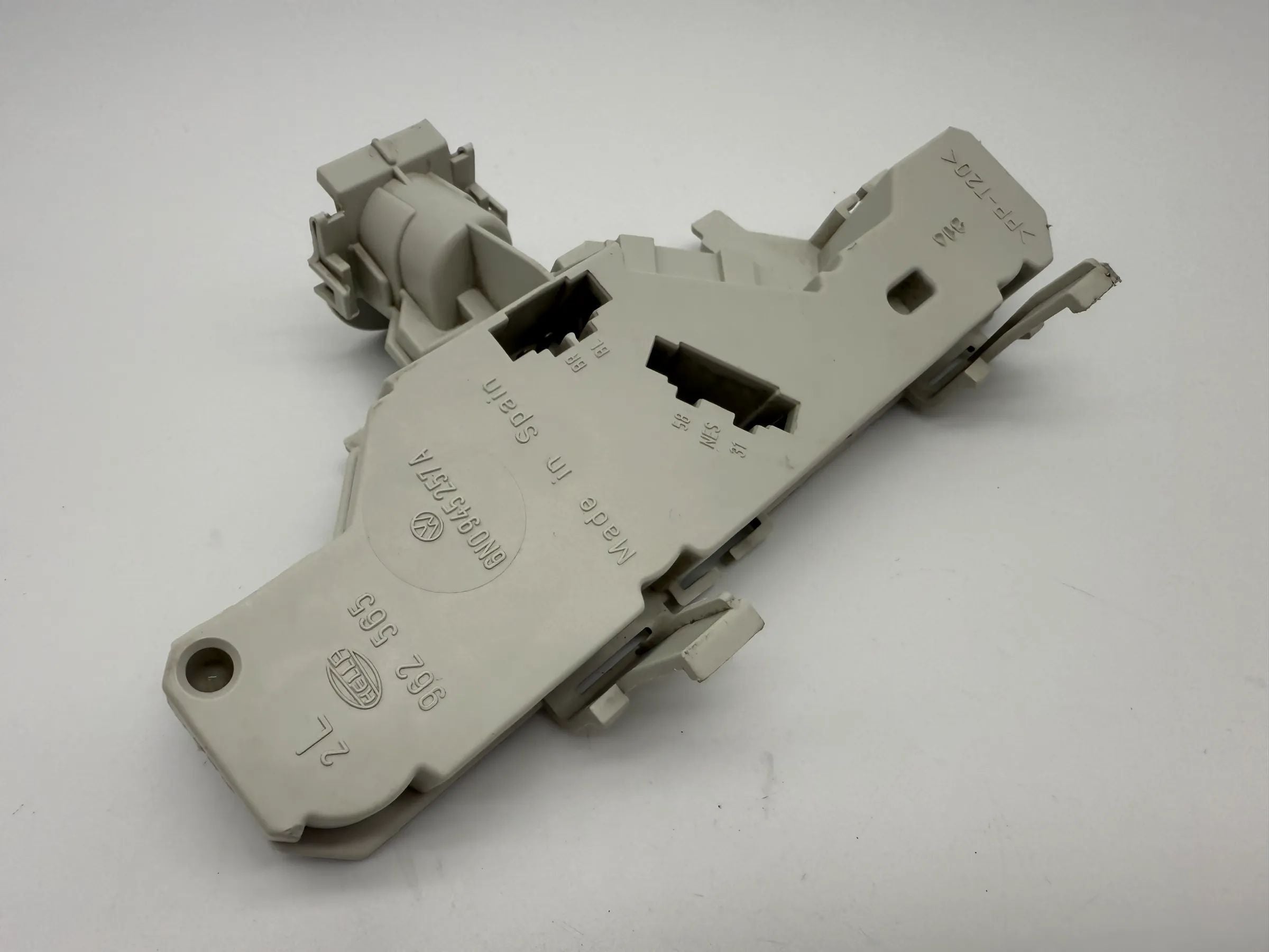 Oryginalny mocowanie lampy tylnej Volkswagen Polo (6N) lewy Hella 6N0945257A / 962565