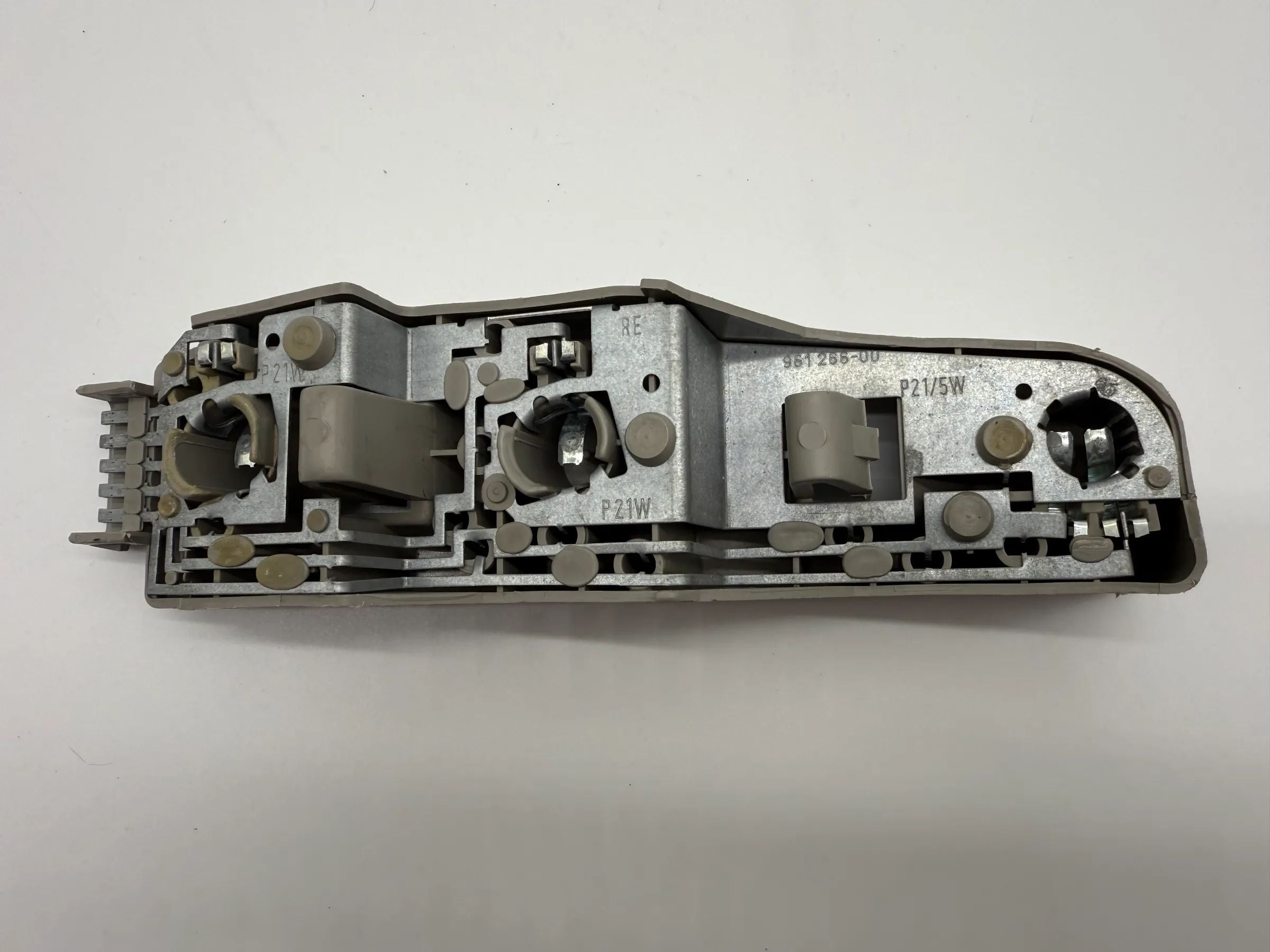 Oryginalny uchwyt lampy tylnej Ford Fiesta 3 III prawy 89FG 13N004 AA
