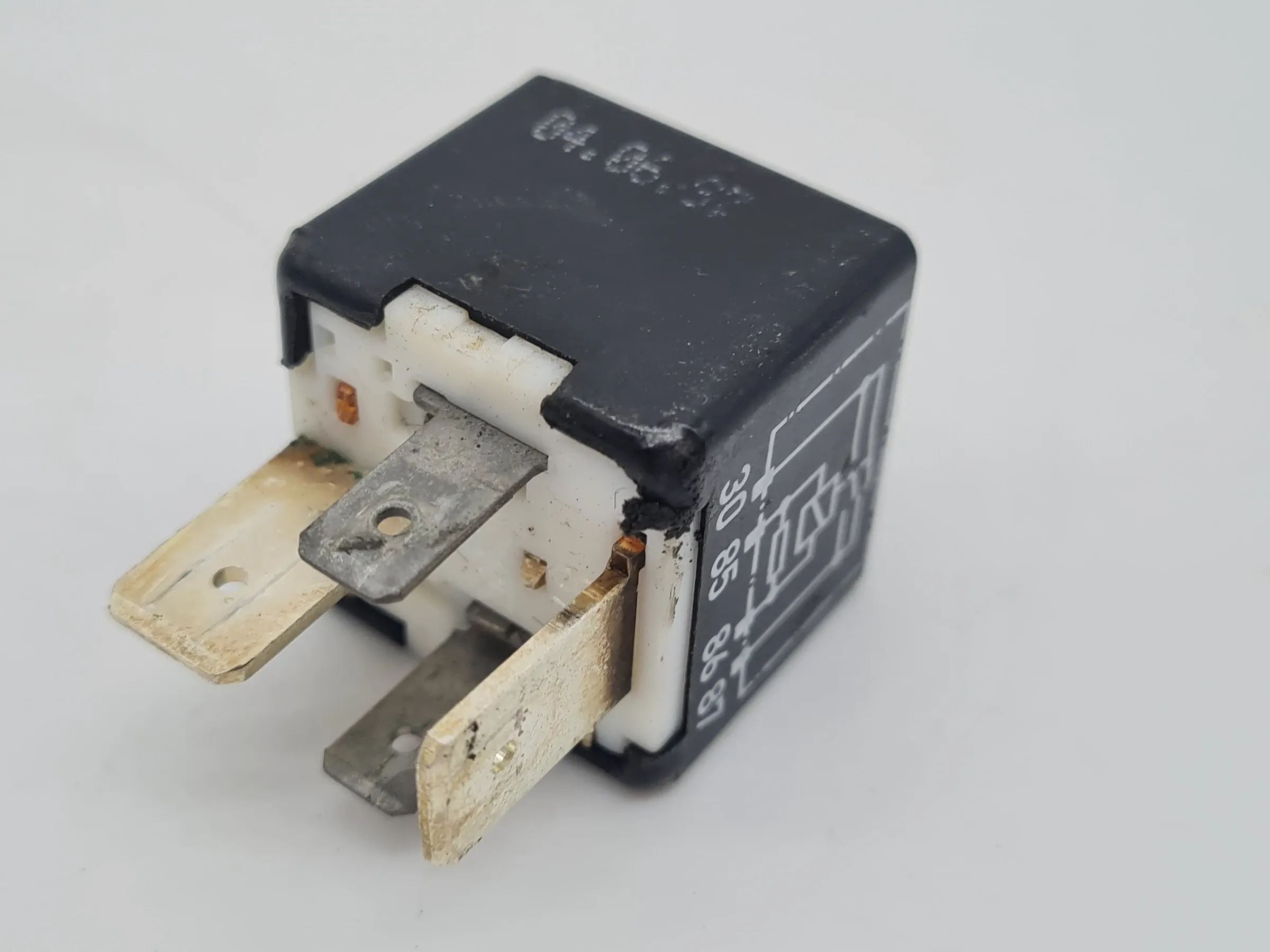 Original Audi A6 (4B2/4B4) Relais Multifunktionsrelais 443951253J