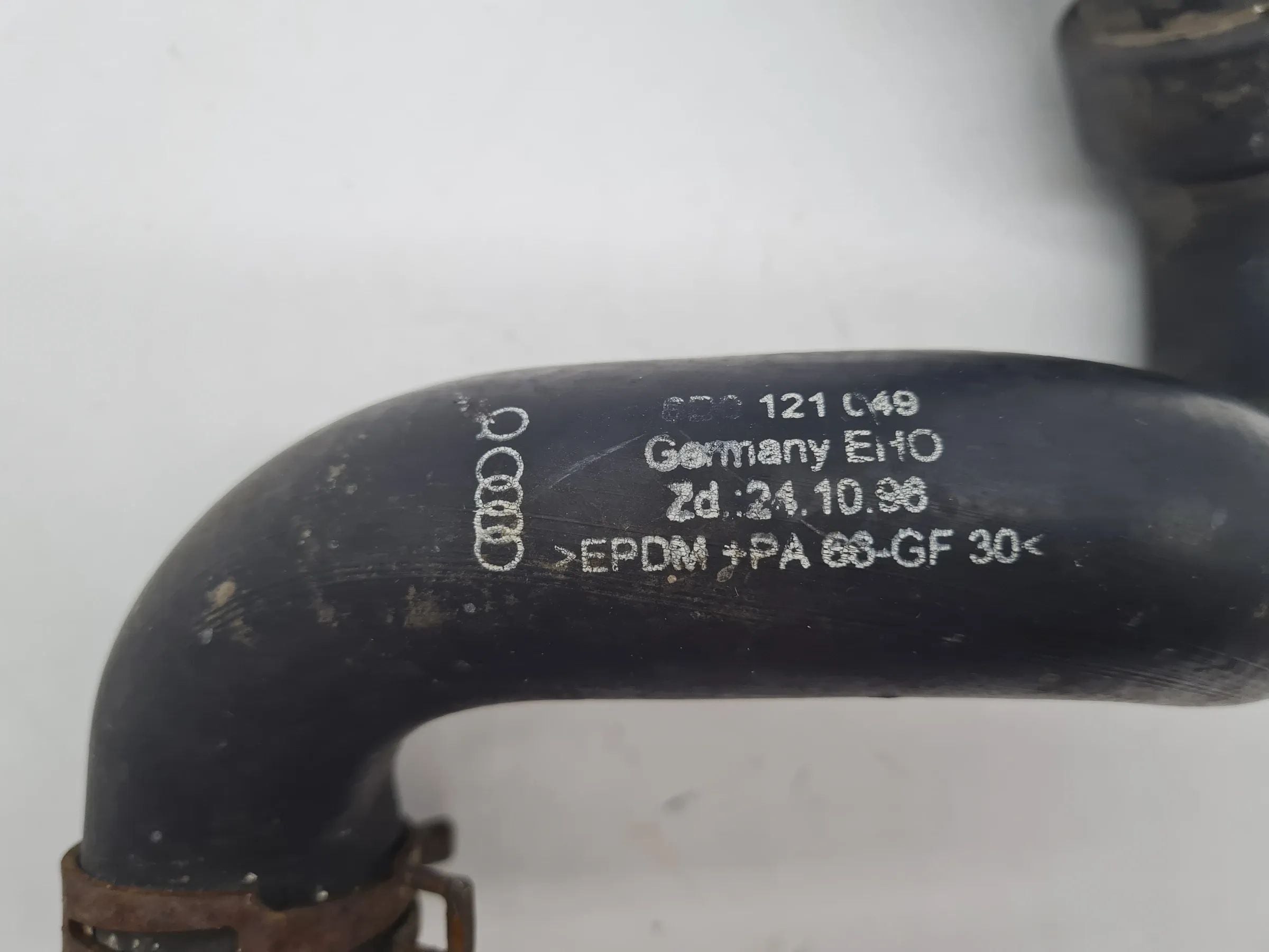 Original Audi A6 (4B2/4B4) 2.4 V6 Kühlerschlauch Kühlwasser 4B0121049
