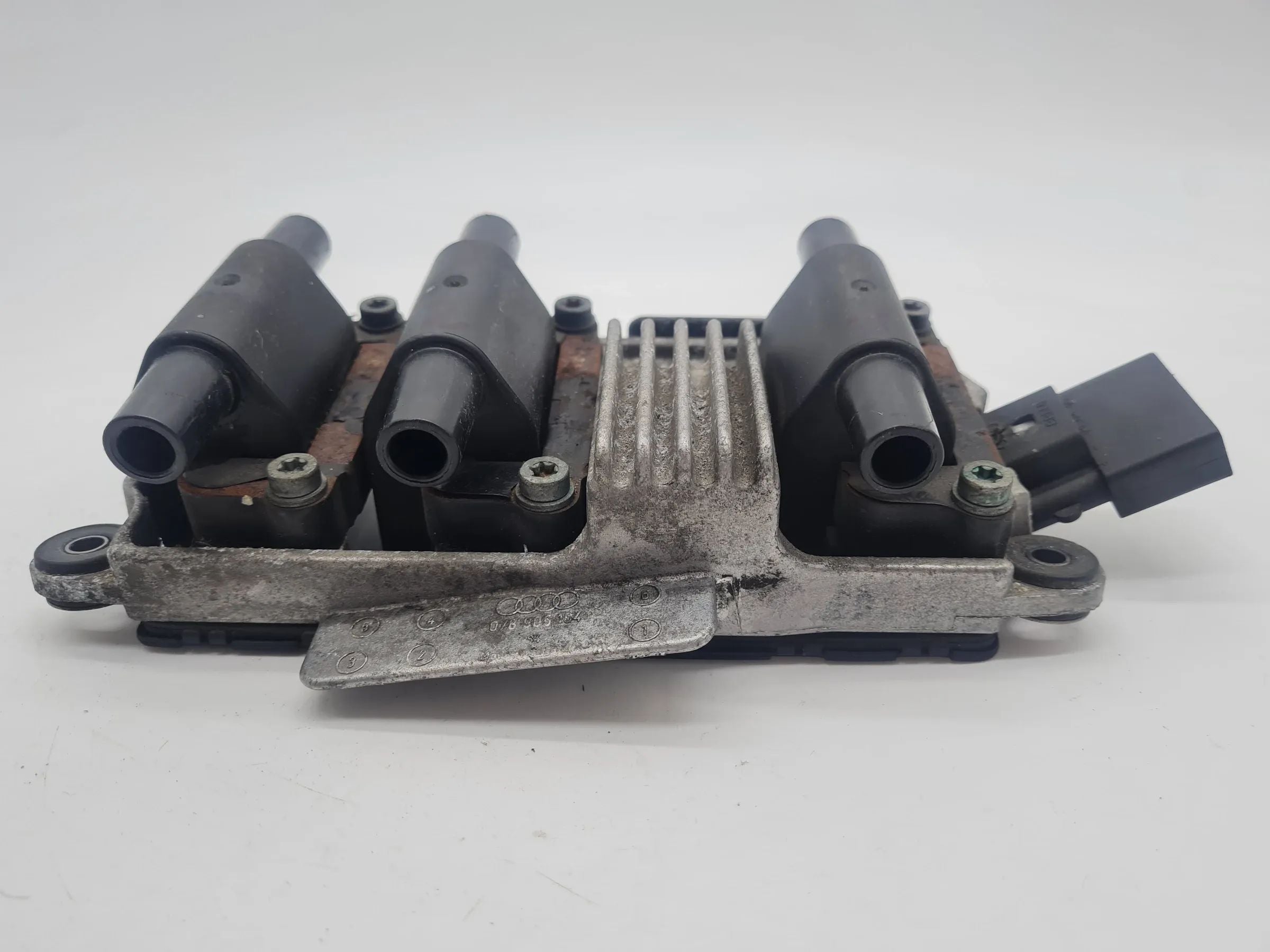 Original Audi A6 (4B2/4B4) 2.4 V6 121KW AGA Zündspule Zündmodul 078905104