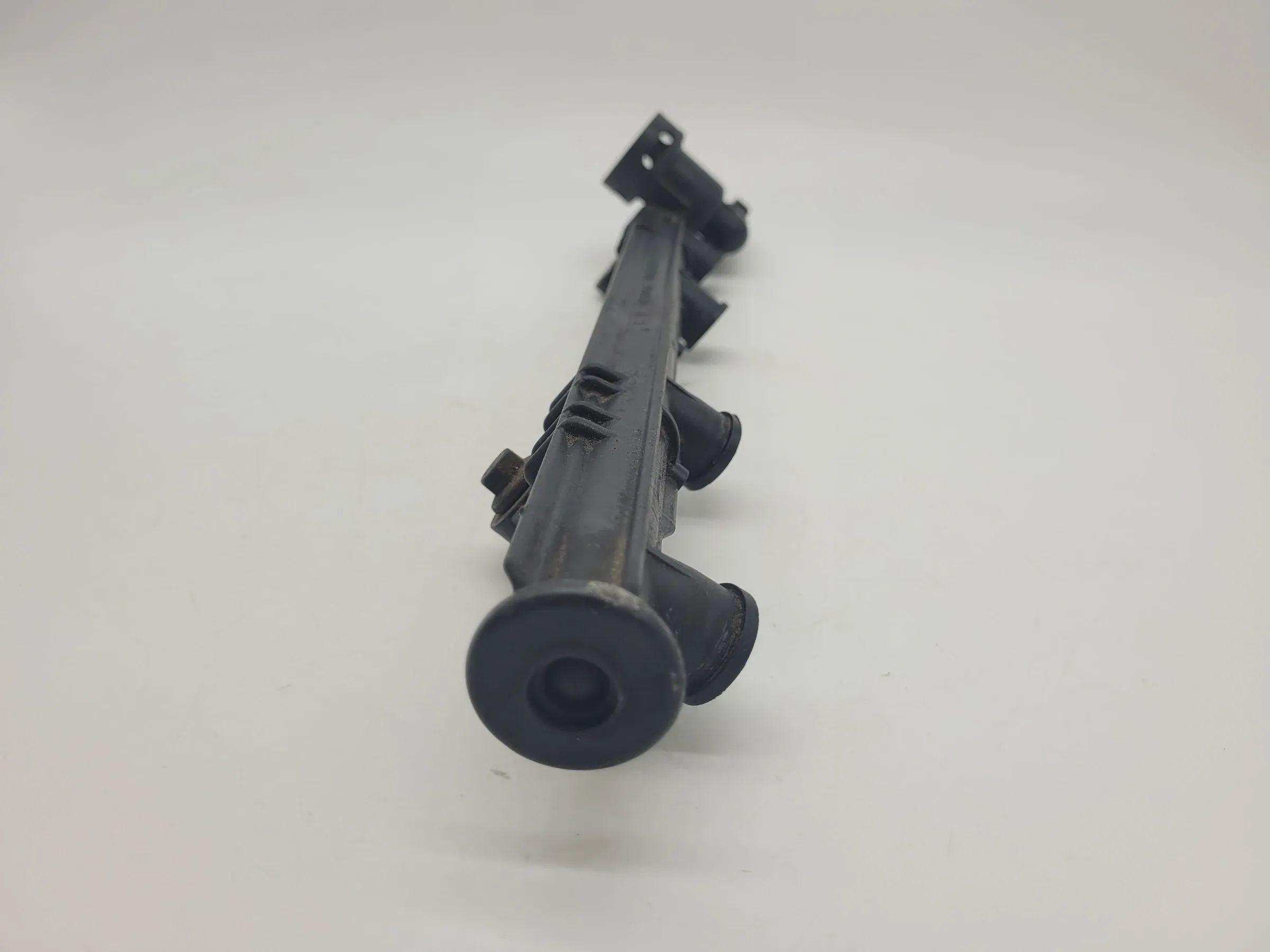 Ford Fiesta IV 4 Kraftstoffverteiler Einspritzleiste 98BF-9E317-AA (Original)